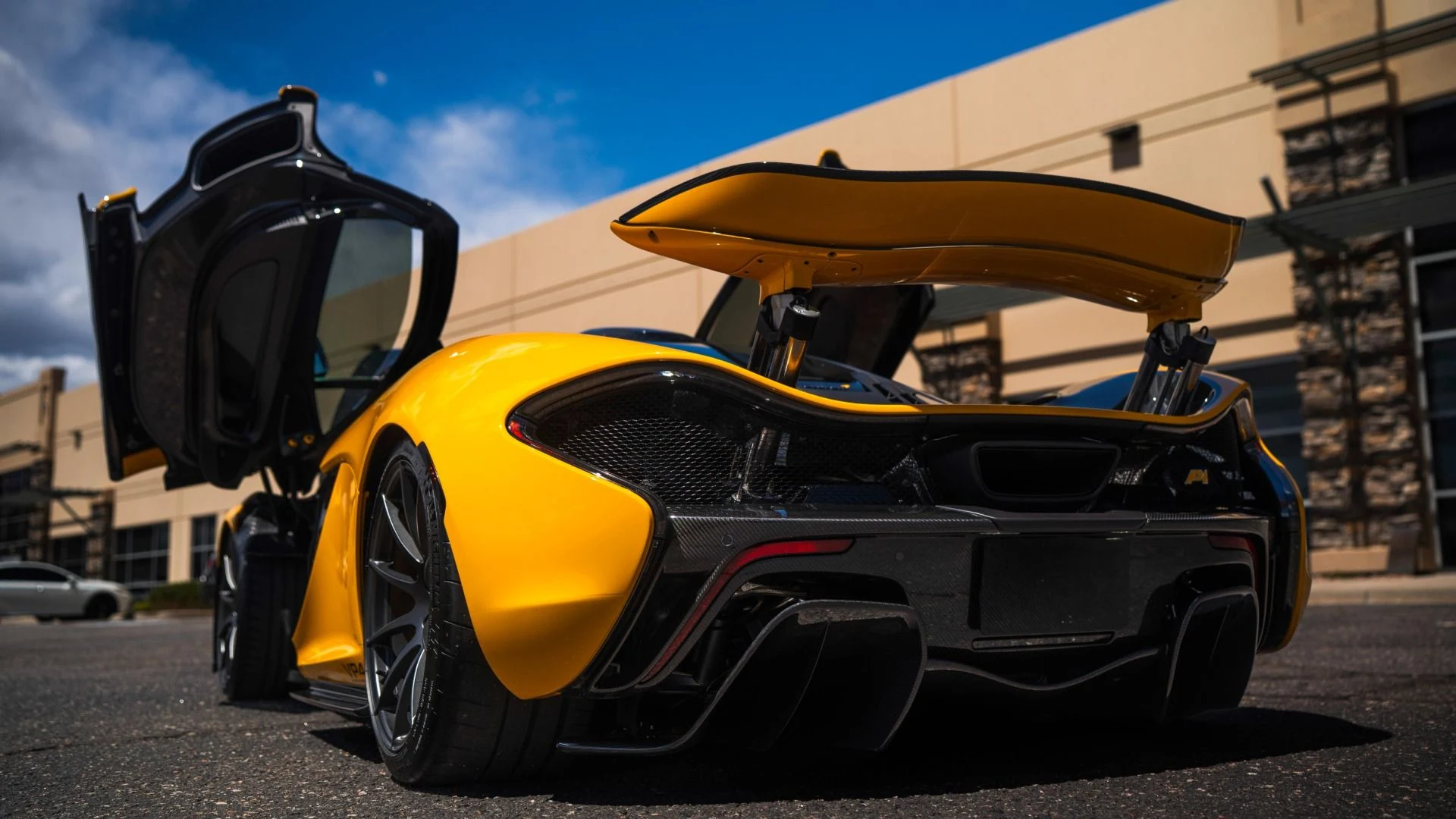 mph014_3373278089_Used_2013_Mc_Laren_P1_Coupe_1779235082_2ee9f520cb