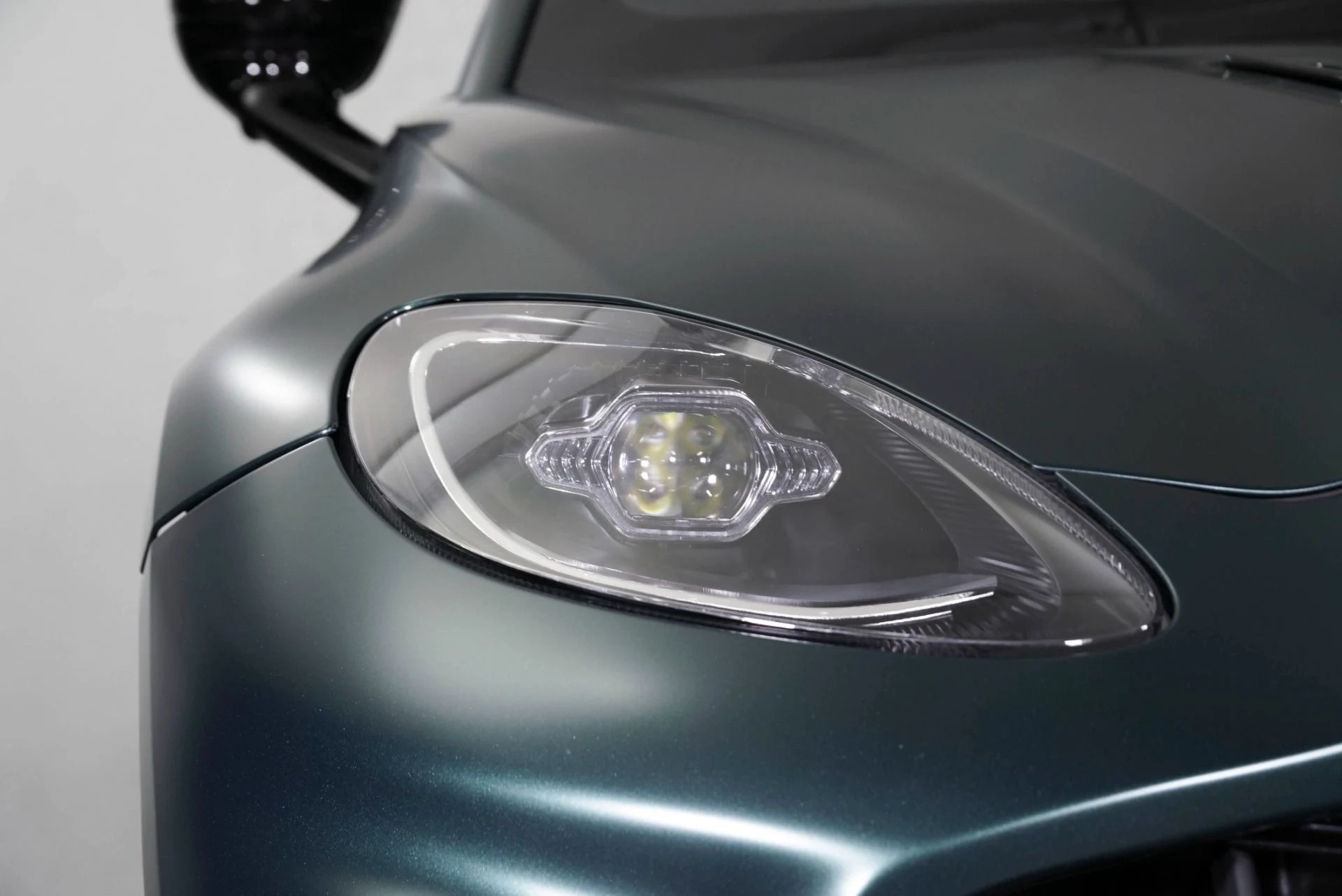 mph014_3387865462_Used_2025_Aston_Martin_DBX_707_1768858107_1e0e88c82a