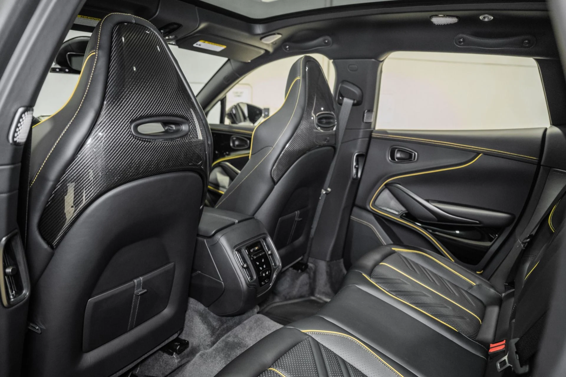 mph014_3391723059_New_2026_Aston_Martin_DBX_S_1778681702_2ddecd98a9