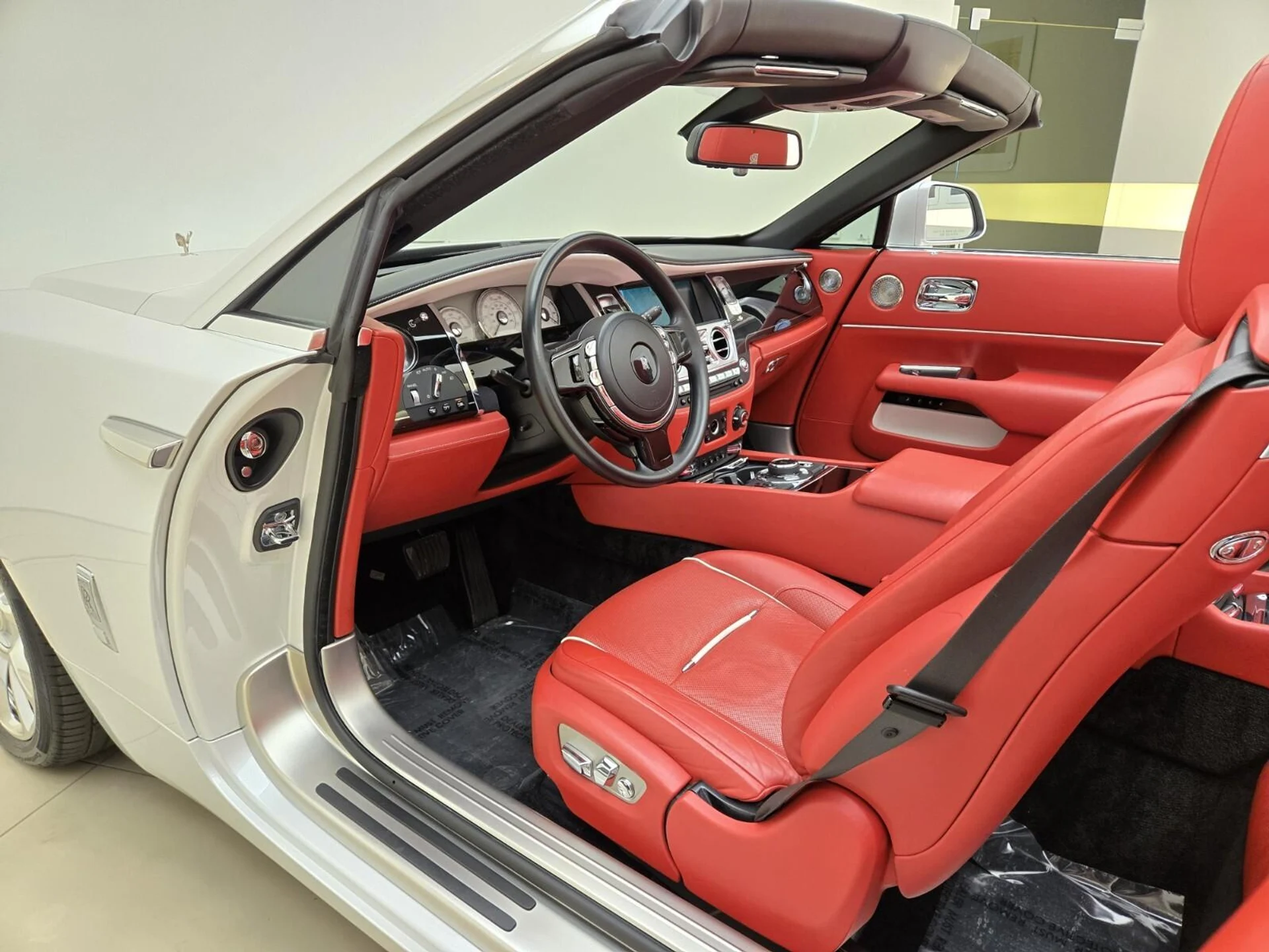 mph014_3401556407_Used_2017_Rolls_Royce_Dawn_1765004110_fea13cd100