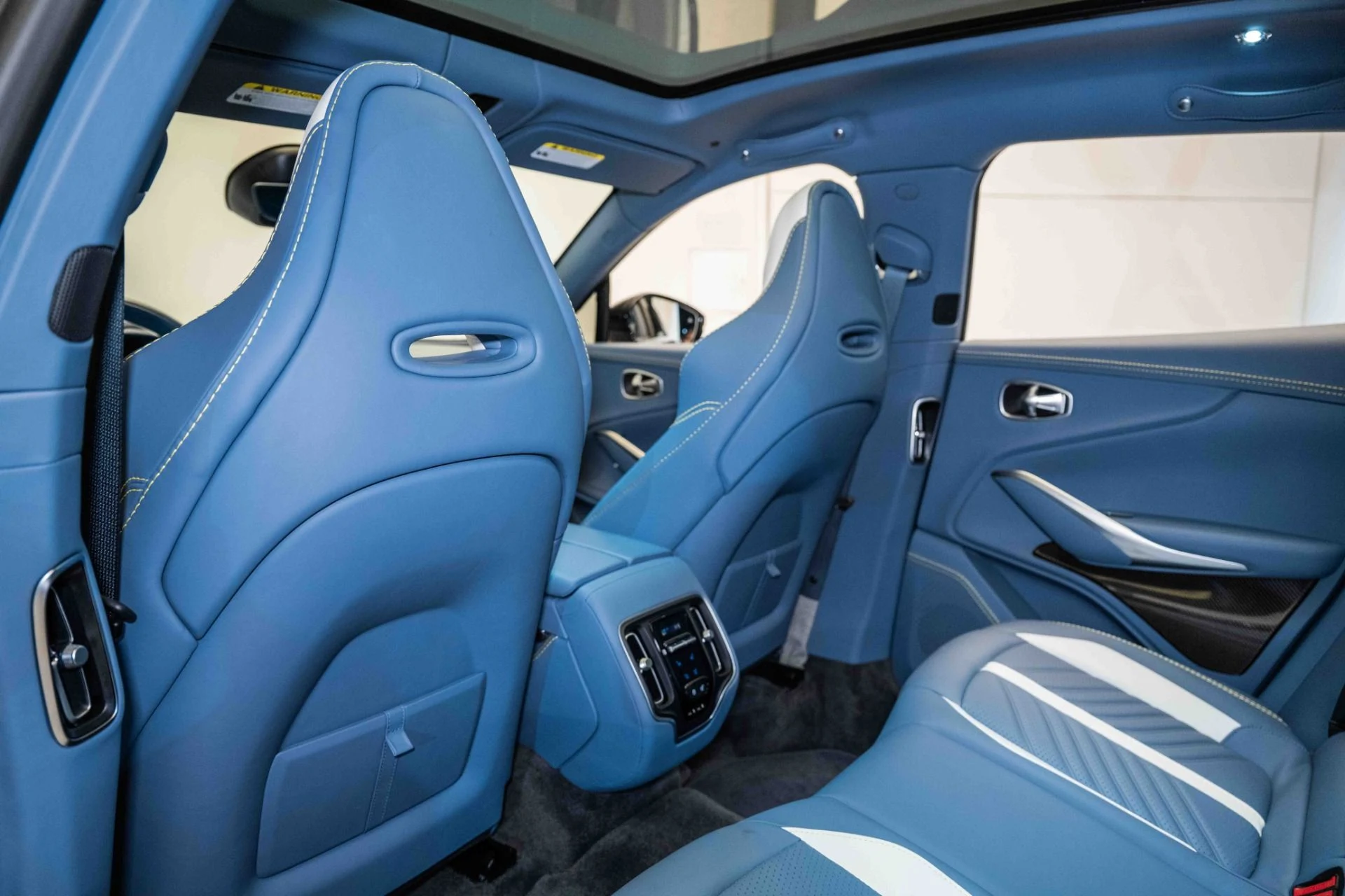 mph014_3406599331_Used_2023_Aston_Martin_DBX_707_1728832242_0835240ebe