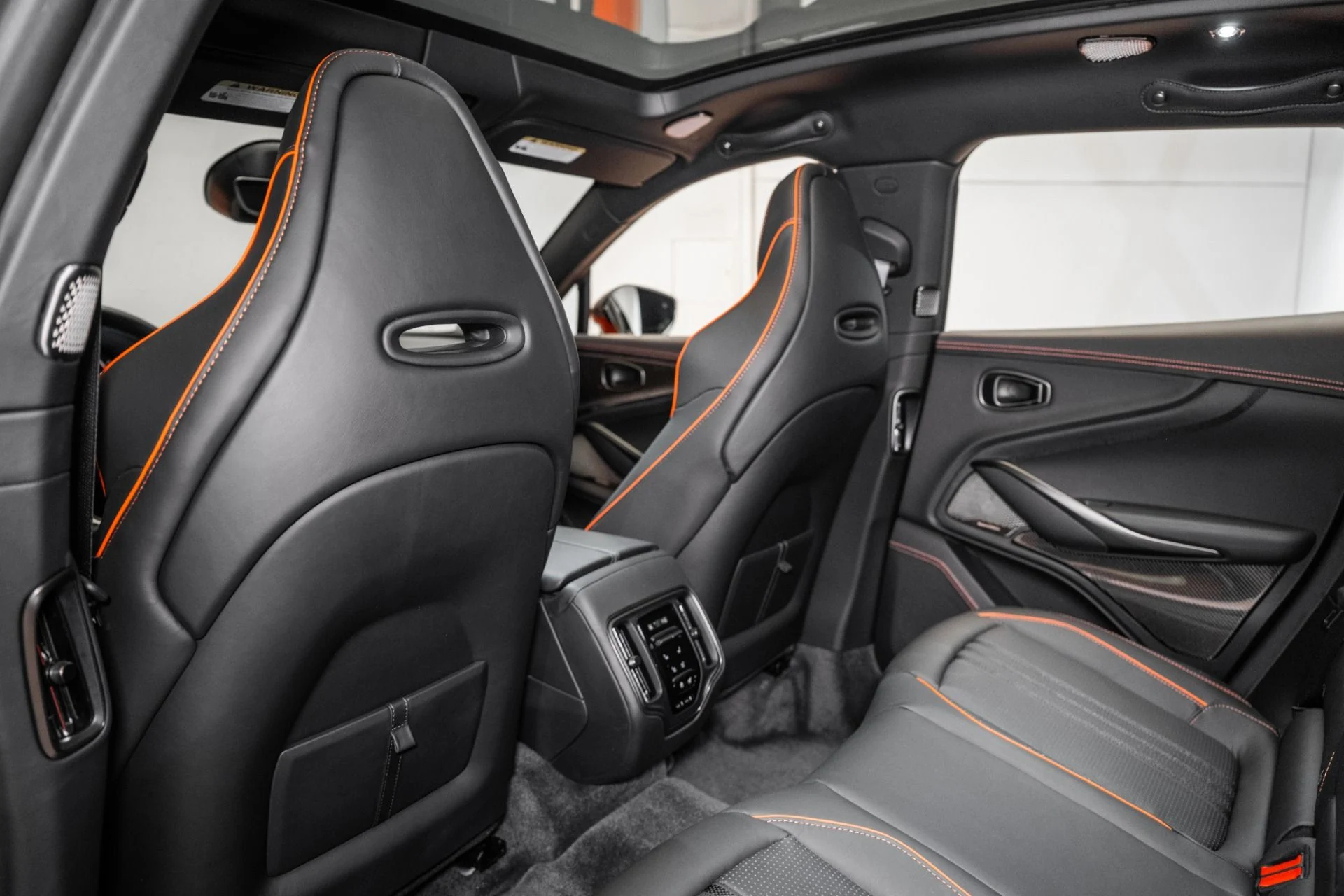 mph014_3407901681_Used_2025_Aston_Martin_DBX_707_1748959342_01e274f5dc