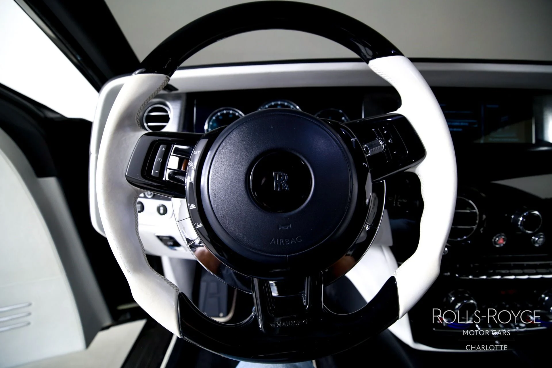 mph014_3412200169_Used_2018_Rolls_Royce_Phantom_1776373846_8fe415e610