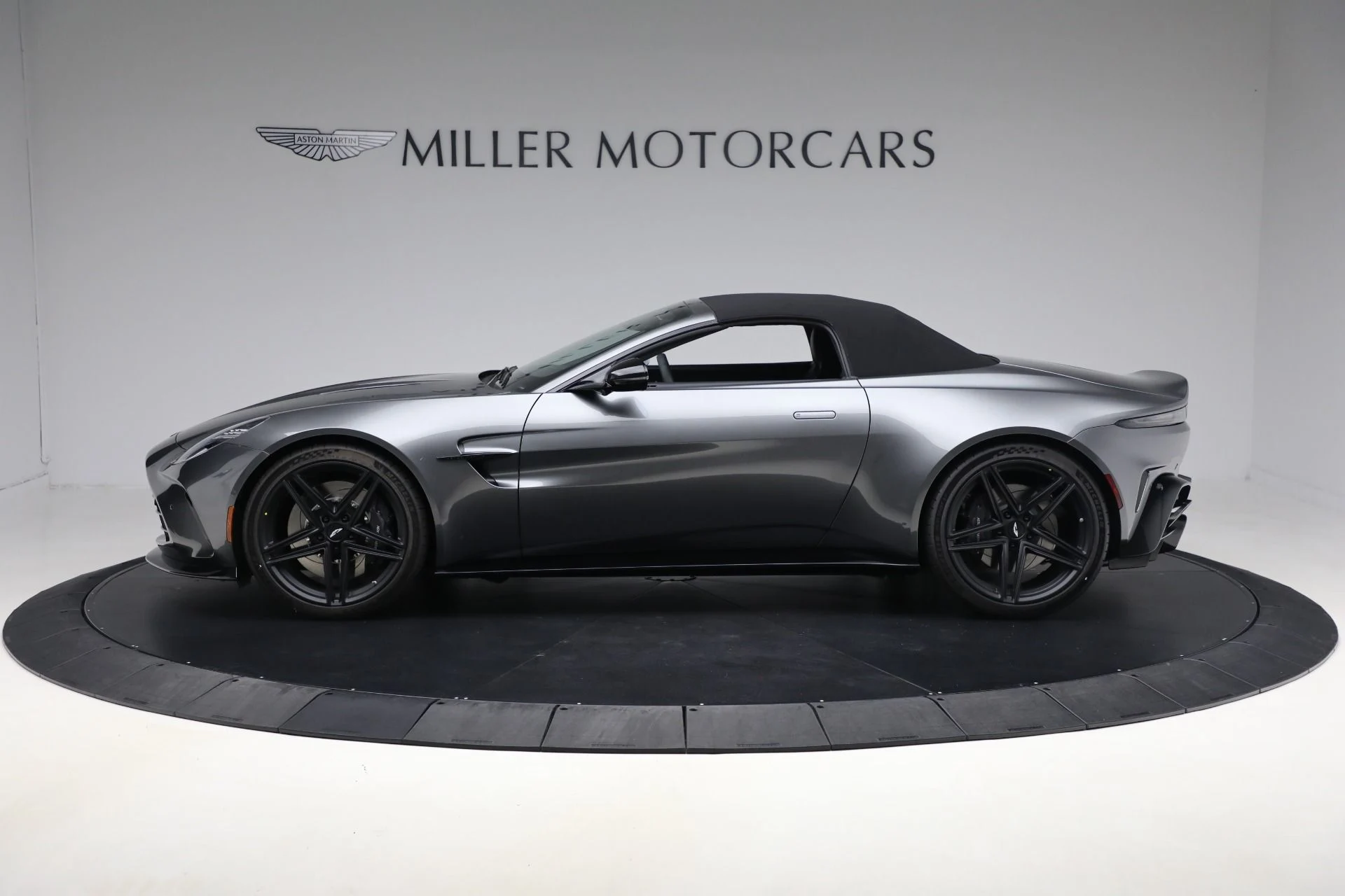 mph014_34196601_New_2026_Aston_Martin_Vantage_Roadster_6445f4f799