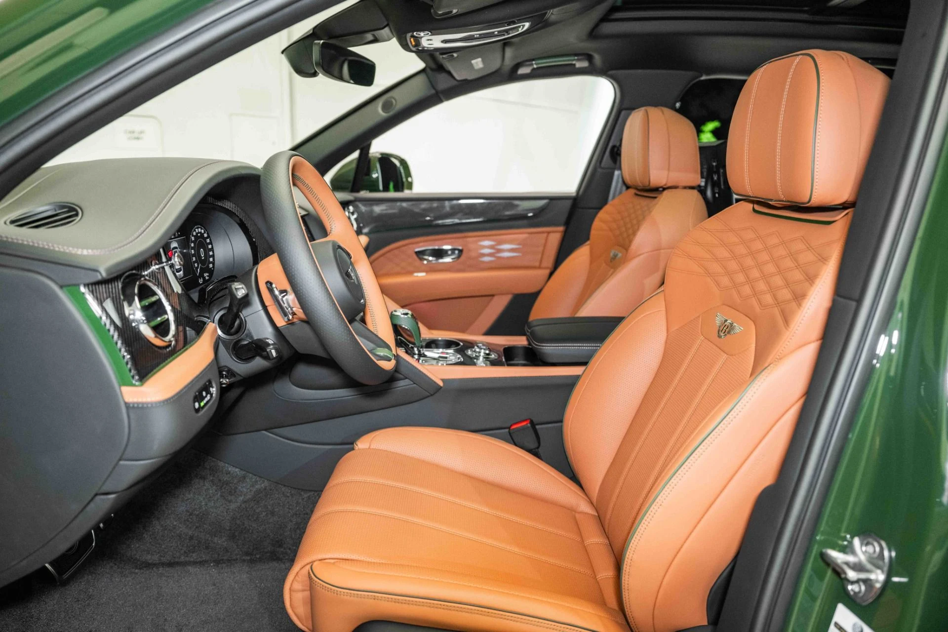 mph014_3435361222_Used_2024_Bentley_Bentayga_EWB_Azure_V8_1718899287_7072b8cad2