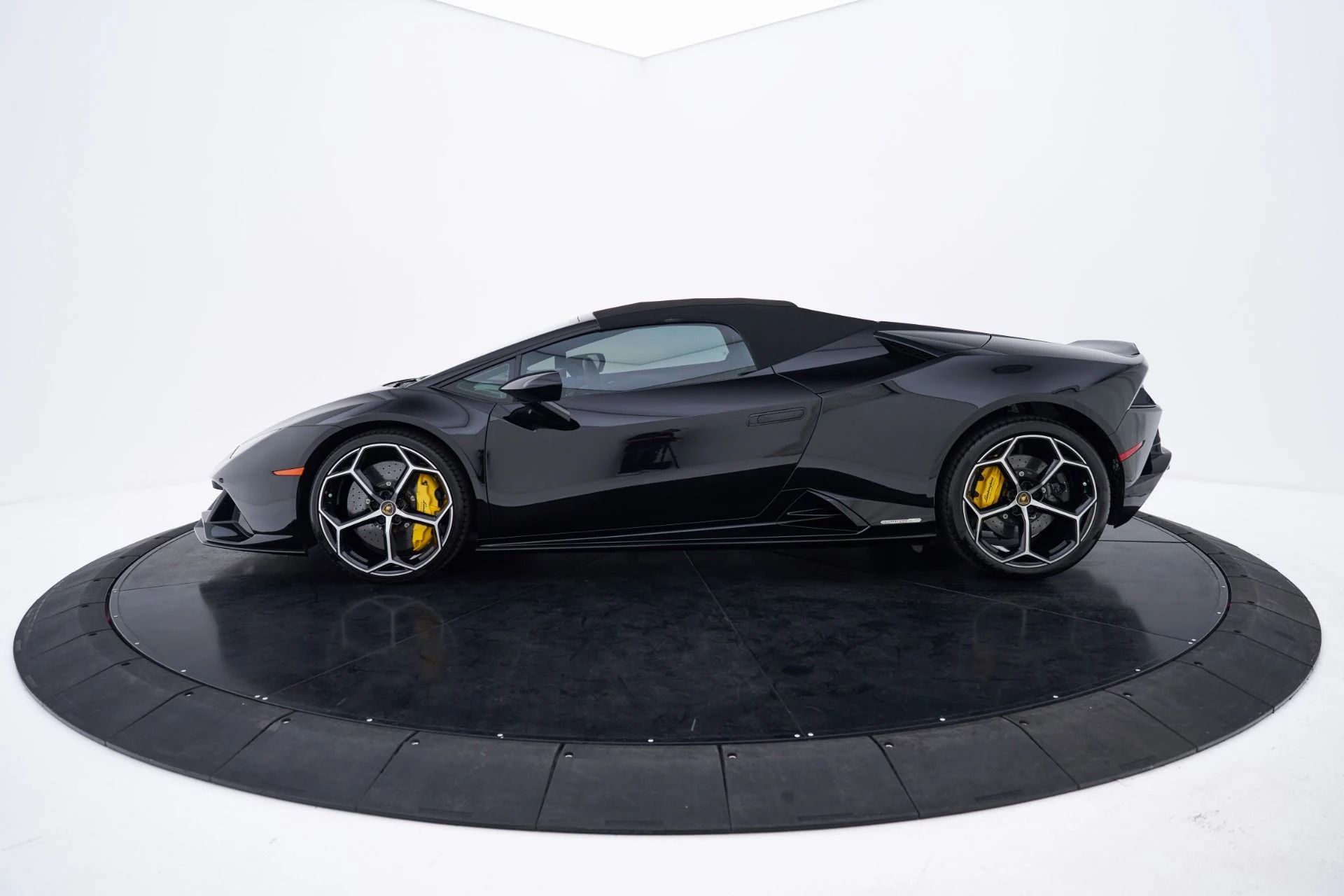 mph014_3452936640_Used_2024_Lamborghini_Huracan_1793135542_1c5b7e2384