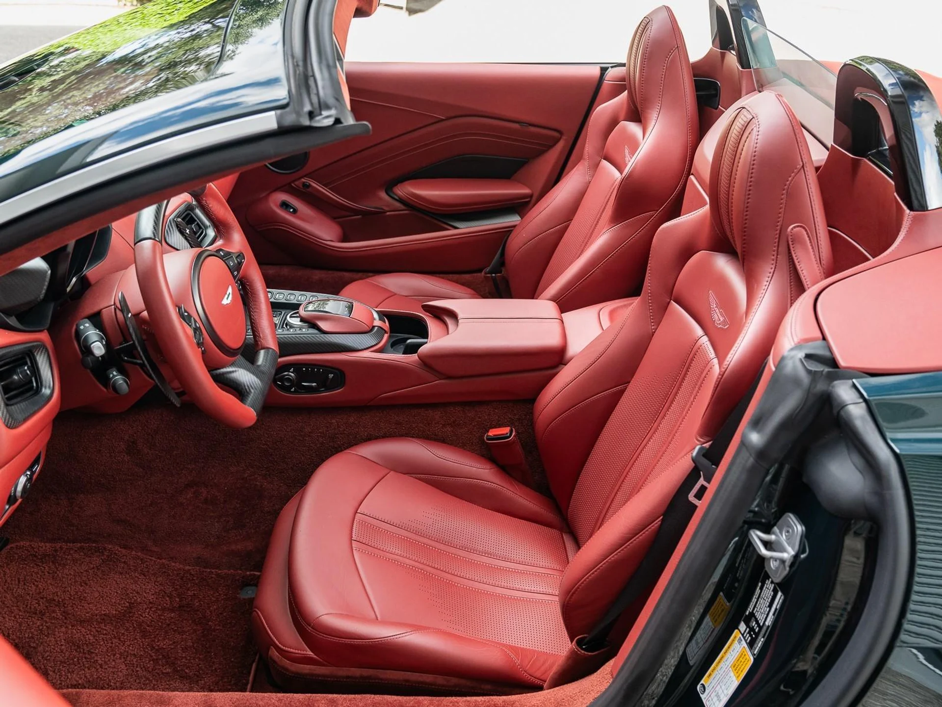 mph014_3490182240_Used_2021_Aston_Martin_Vantage_1726855919_2bd02edb7a