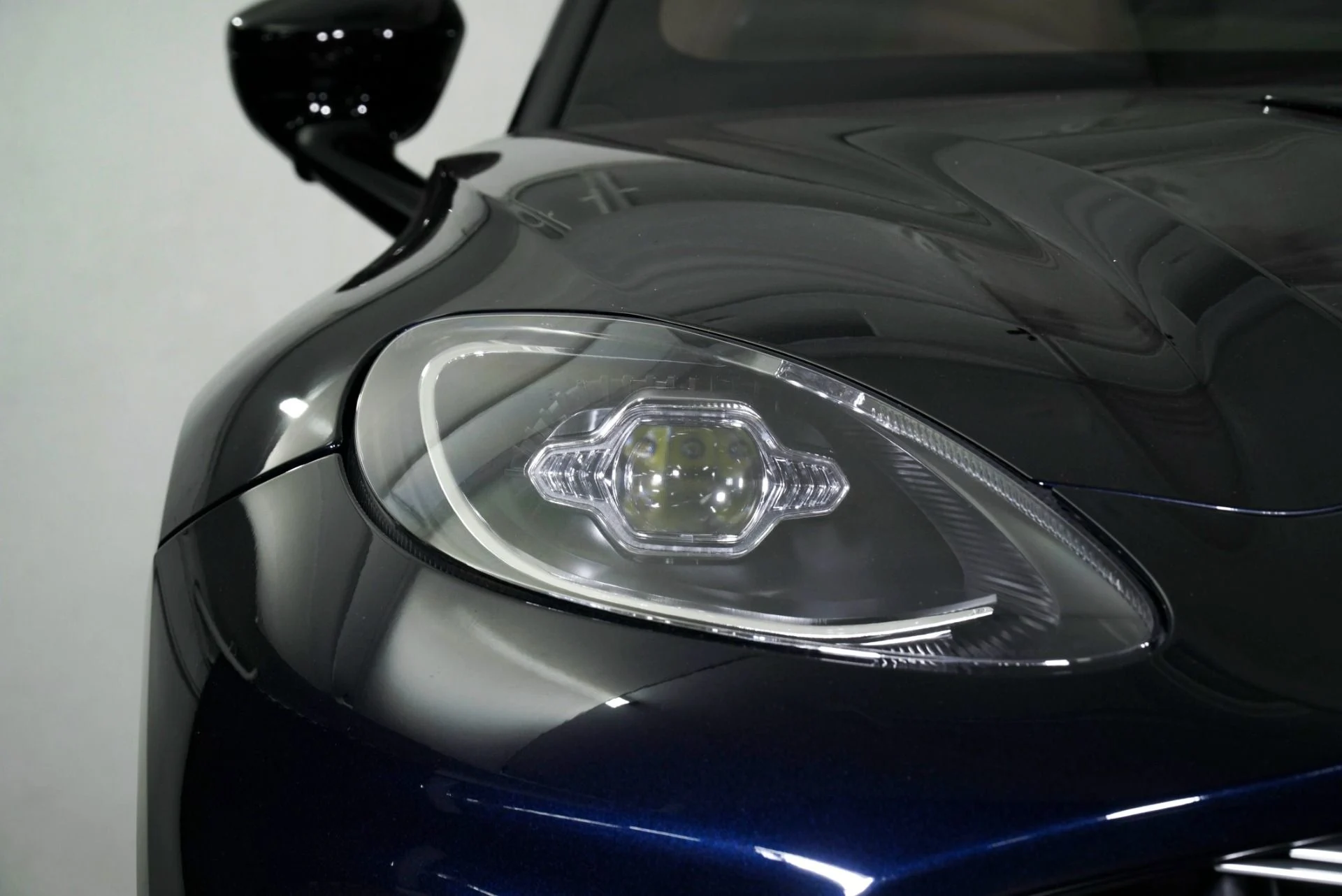 mph014_349969825_New_2026_Aston_Martin_DBX_707_1769300415_3a65290148