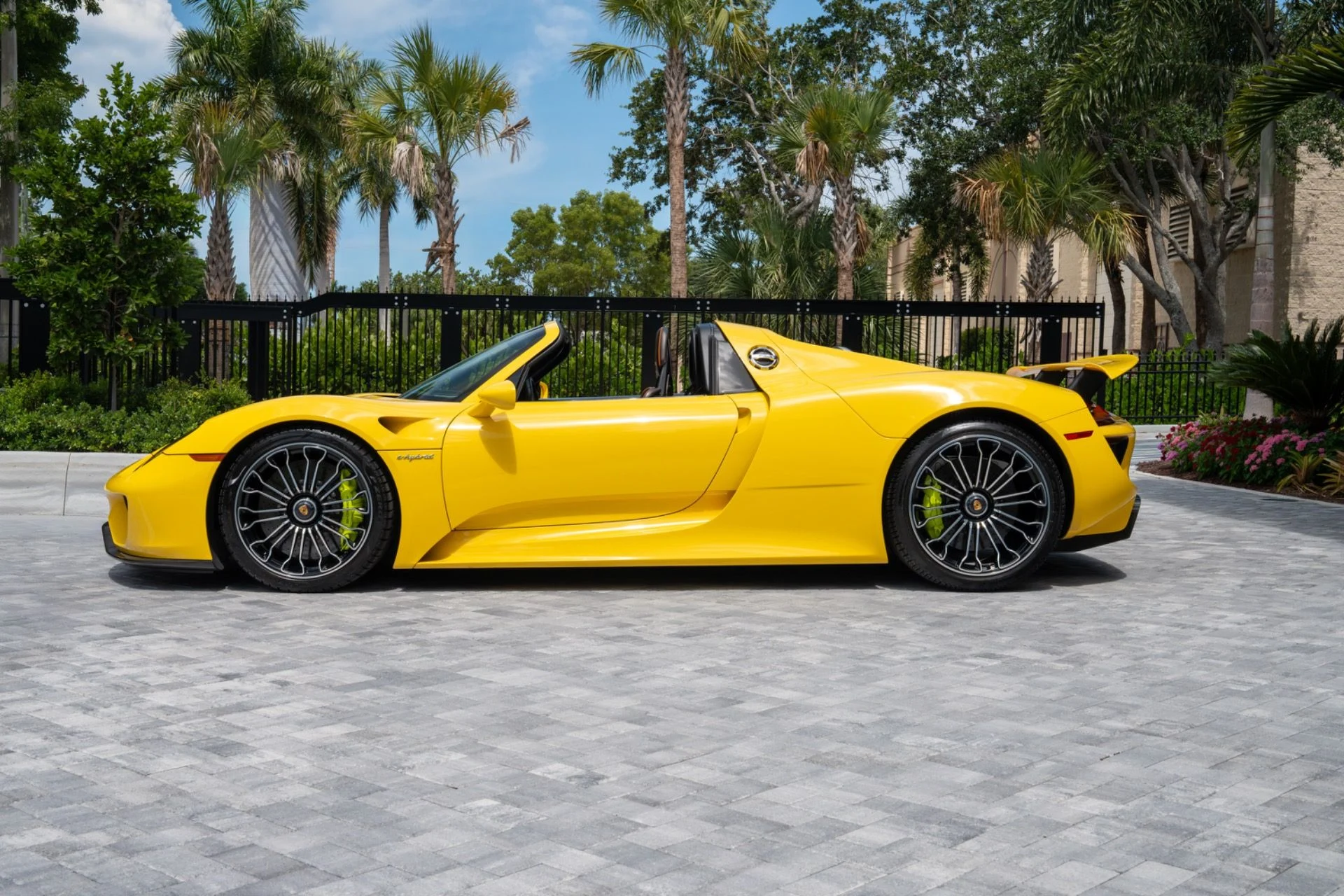 mph014_3500405438_Used_2015_Porsche_918_Spyder_1782406235_74af19b29b