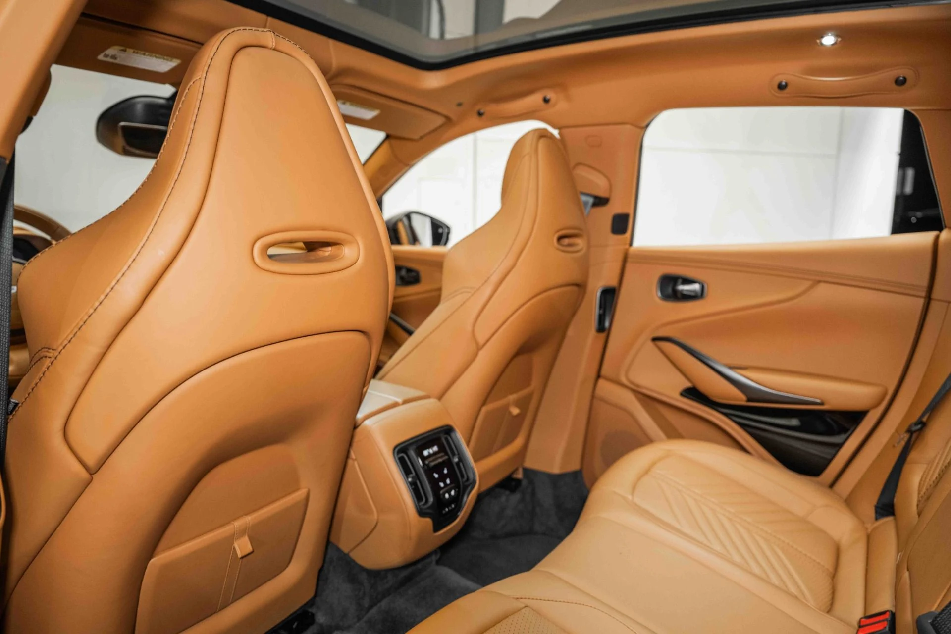mph014_352009086_Used_2023_Aston_Martin_DBX_707_1720795210_8dc70f8b5b