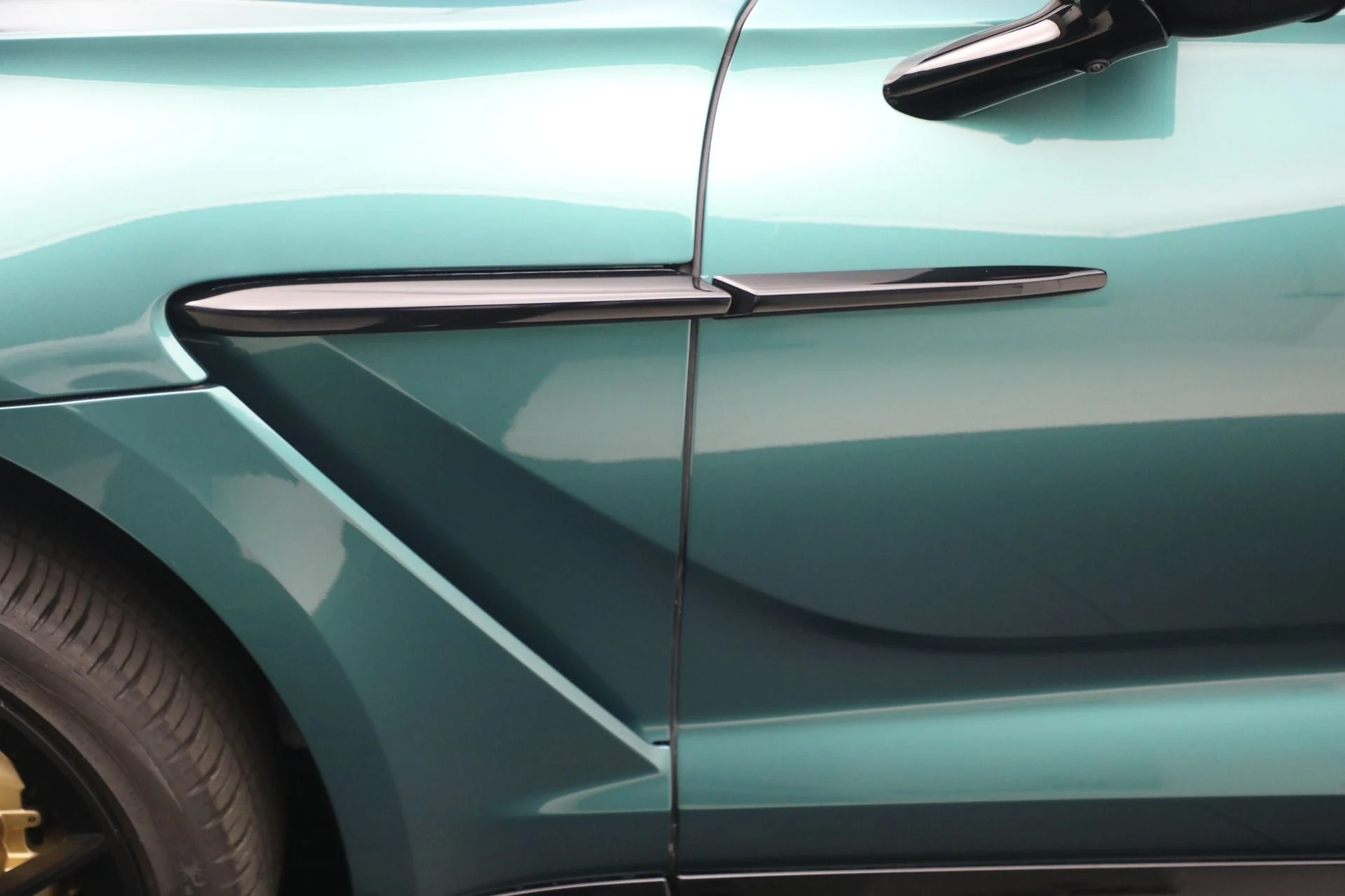 mph014_3524003051_Used_2025_Aston_Martin_DBX_707_1777035476_360f8b7a0d