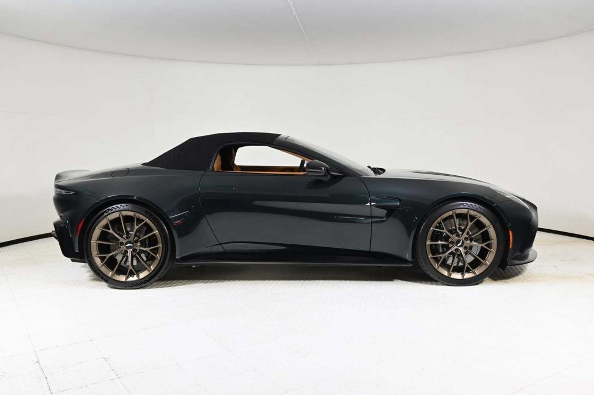 mph014_353685058_used_2026_aston_martin_vantage_11350_22923178_14_1024_d8336e60e7
