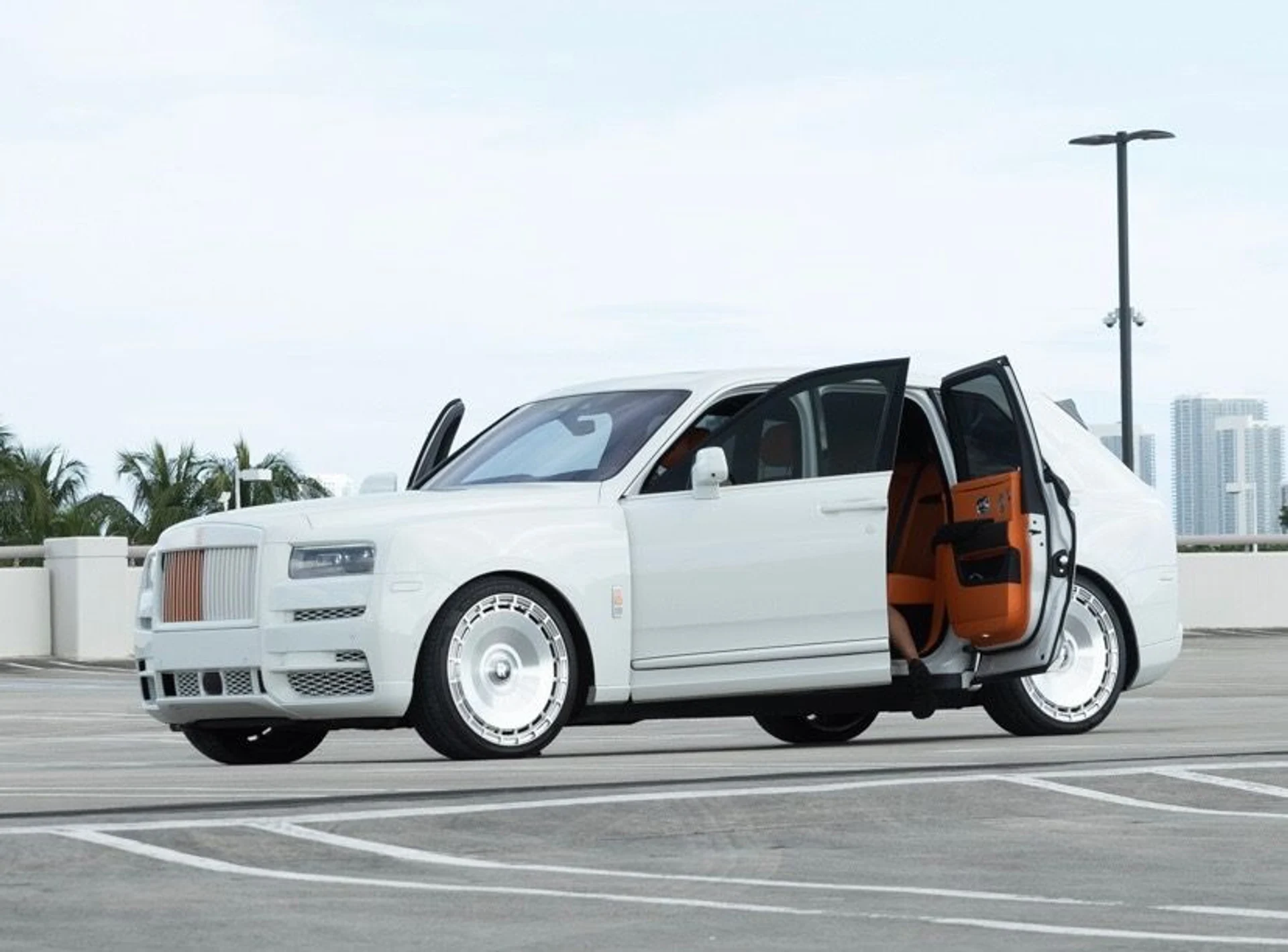 mph014_3542915151_Used_2020_Rolls_Royce_Cullinan_1764721010_48e3cb49e9