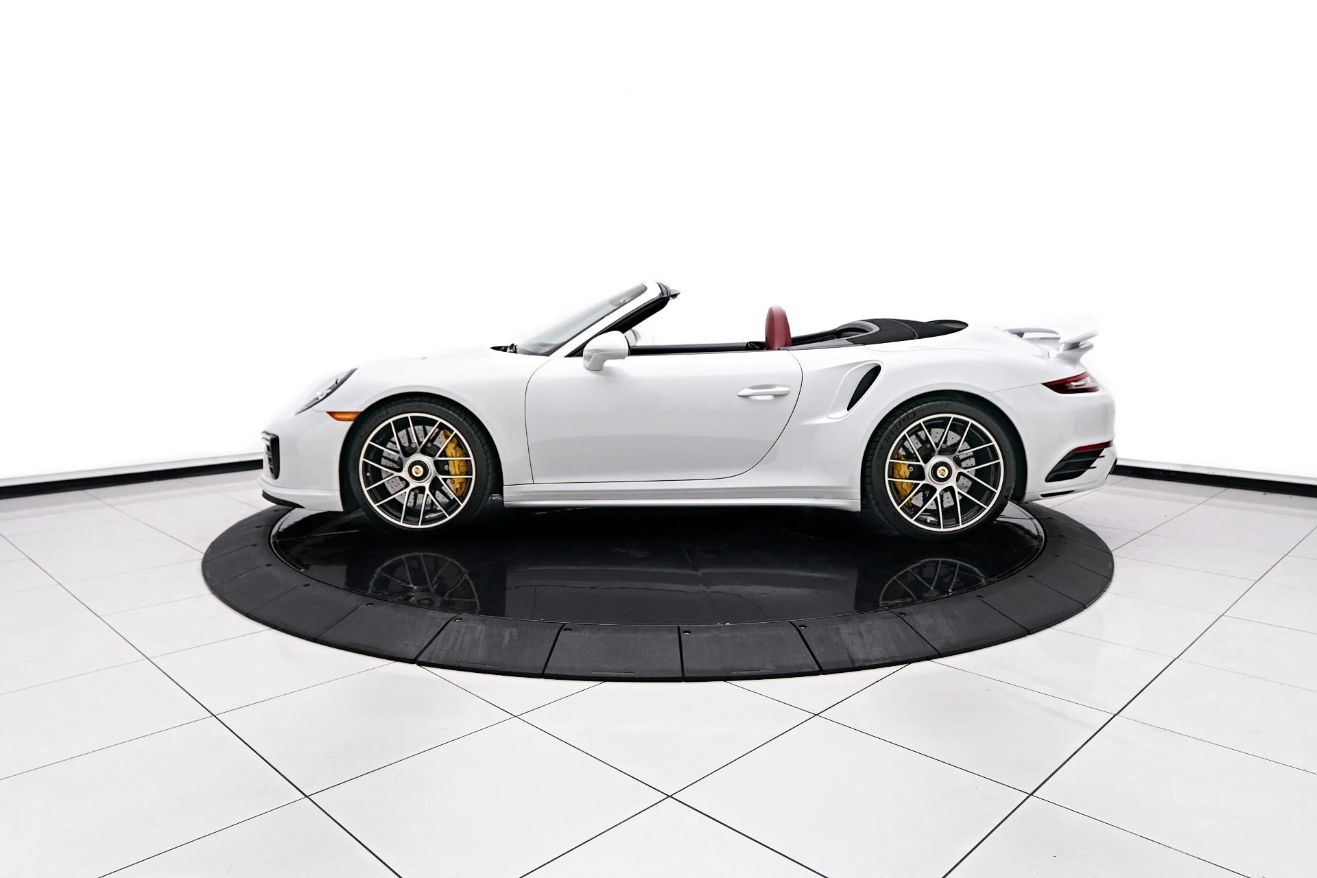 mph014_3543593472_Used_2019_Porsche_911_Turbo_S_1755714959_6fa5ffb84c