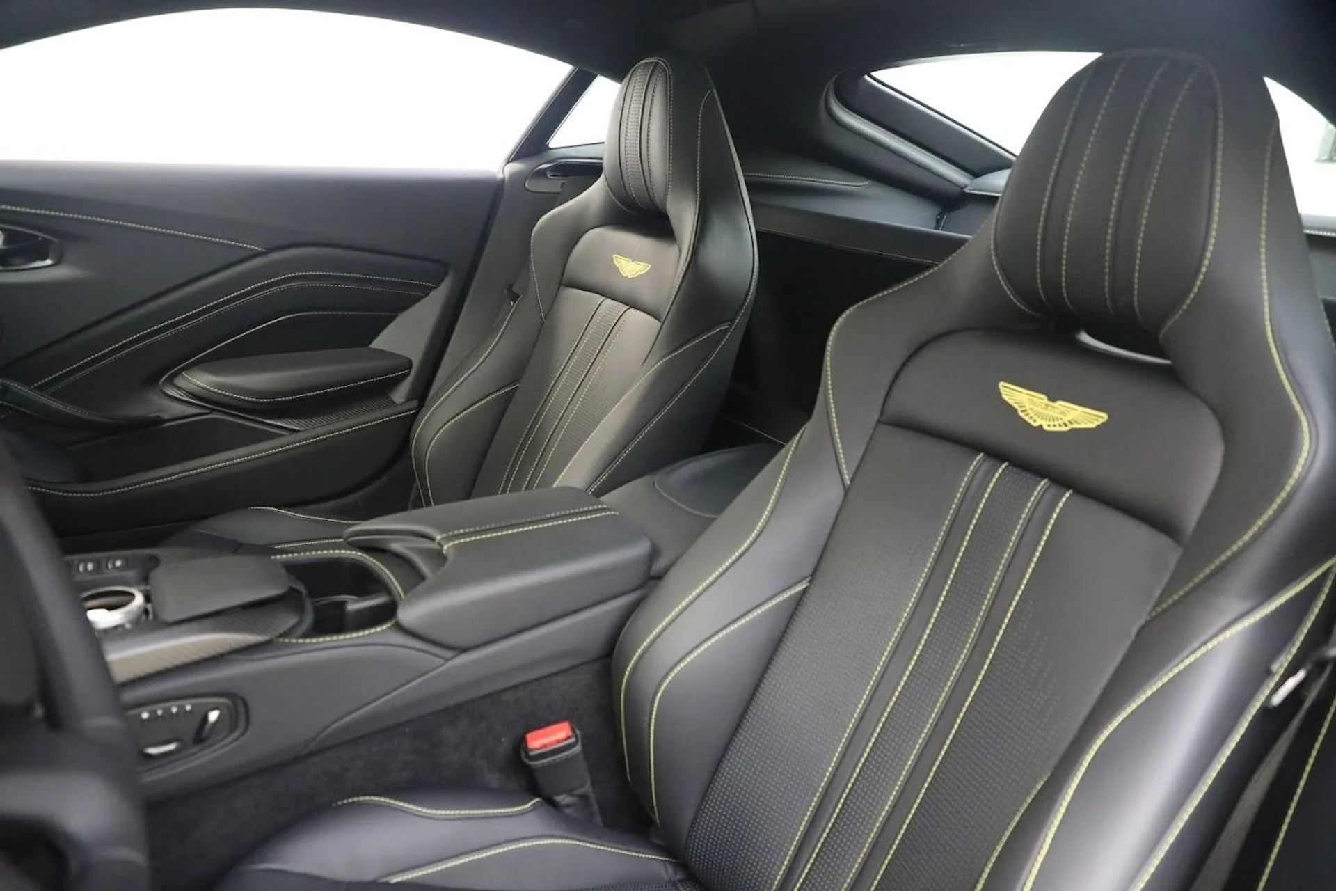 mph014_3555757725_Used_2023_Aston_Martin_Vantage_V8_b4e8087a44