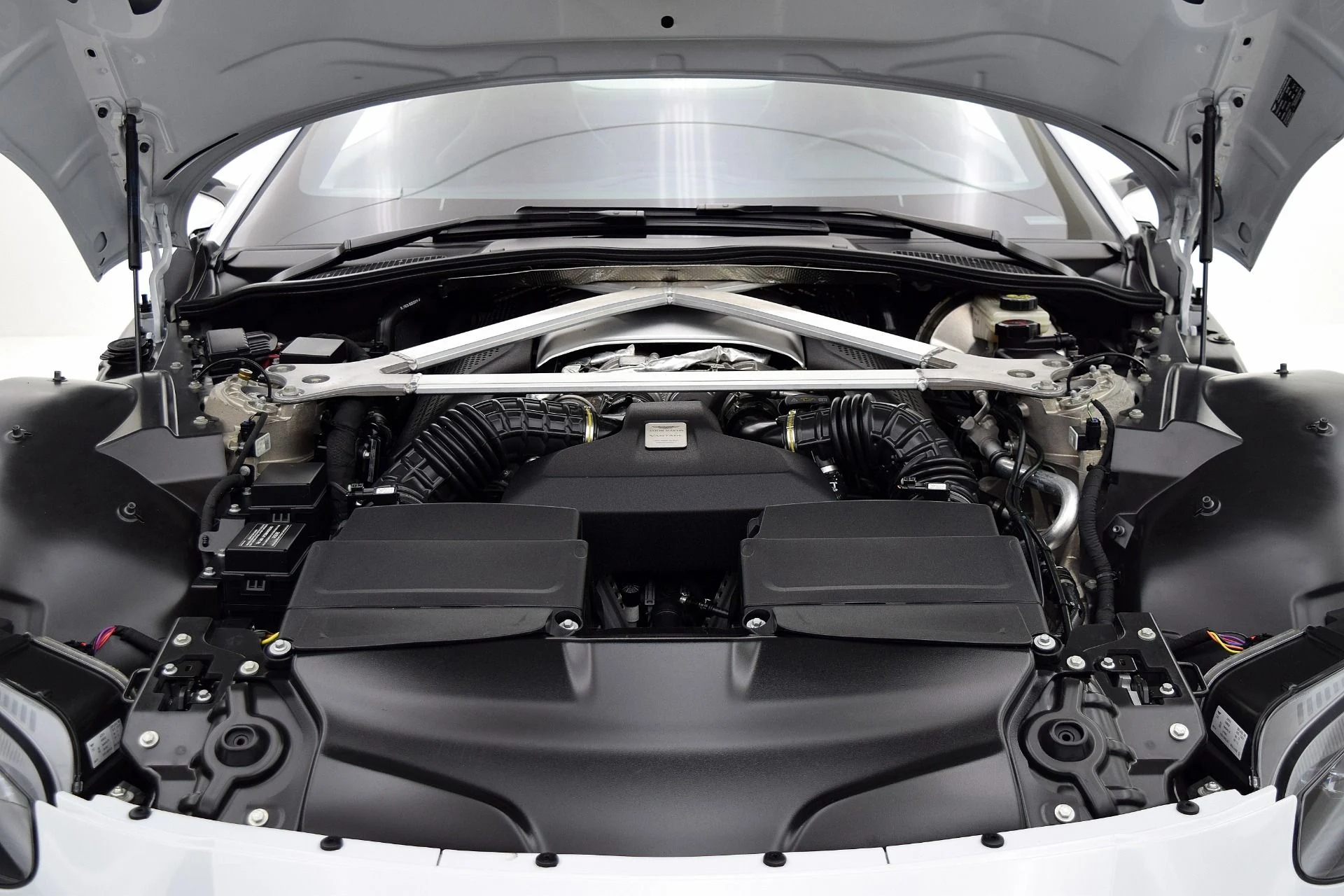 mph014_3582707907_Used_2019_Aston_Martin_Vantage_Coupe_bb571ae6c7