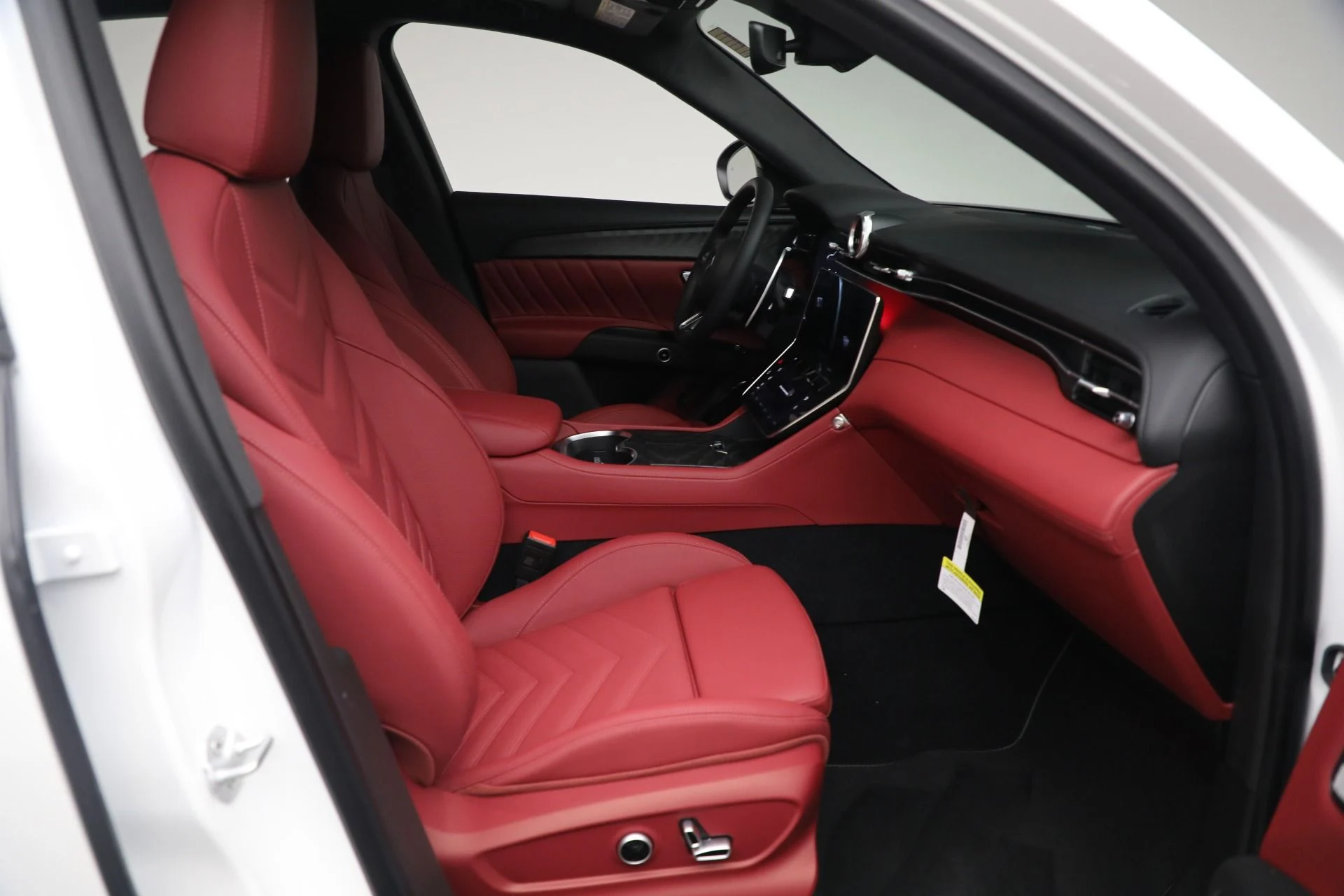 mph014_3597991101_New_2025_Maserati_Grecale_6d33c28a40
