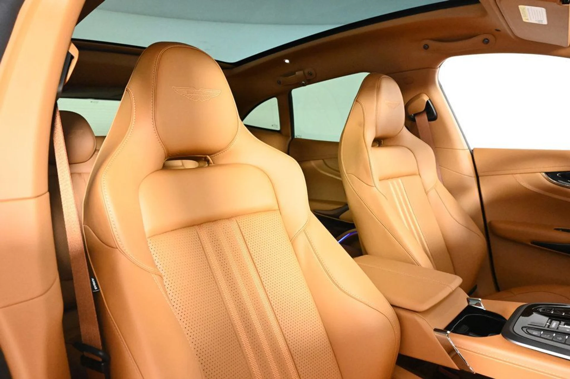 mph014_3641290368_new_2026_aston_martin_dbx_707awd_11350_22969430_15_1024_2e5622415f