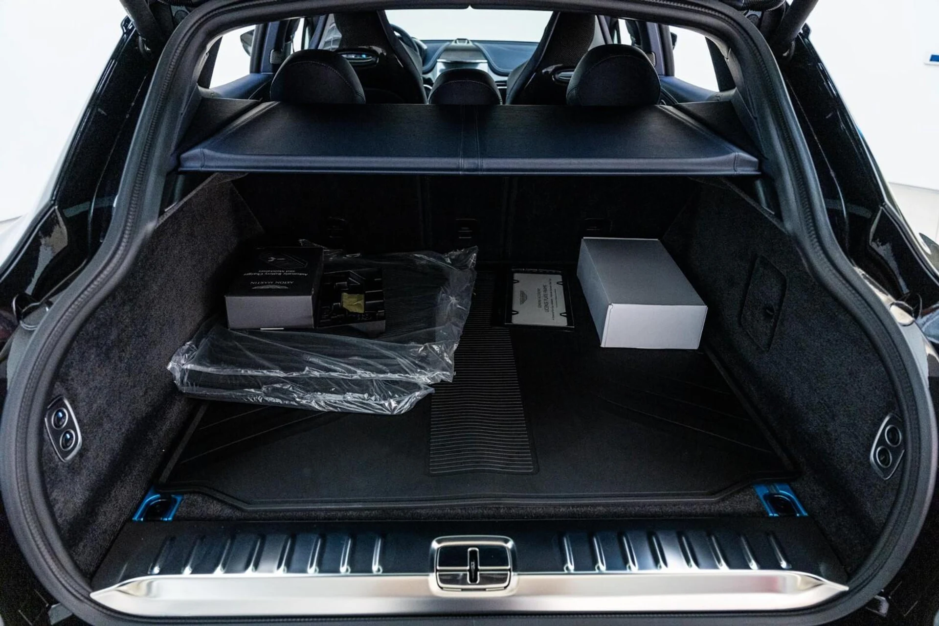 mph014_3667175570_New_2025_Aston_Martin_DBX_707_AWD_1744624293_daa7a10631