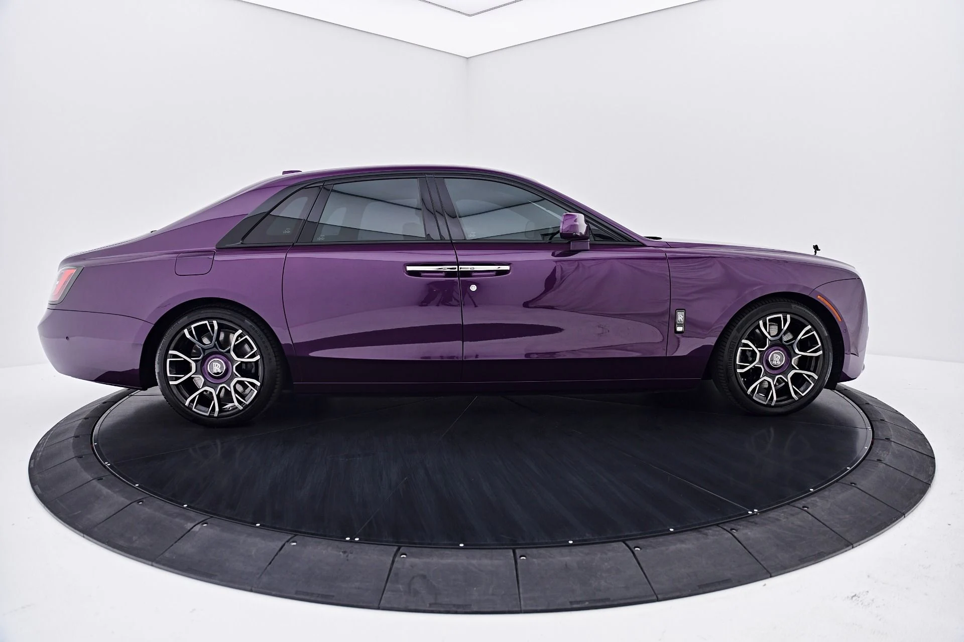 mph014_3703972638_Used_2022_Rolls_Royce_Ghost_Black_Badge_1787709259_6959814b63