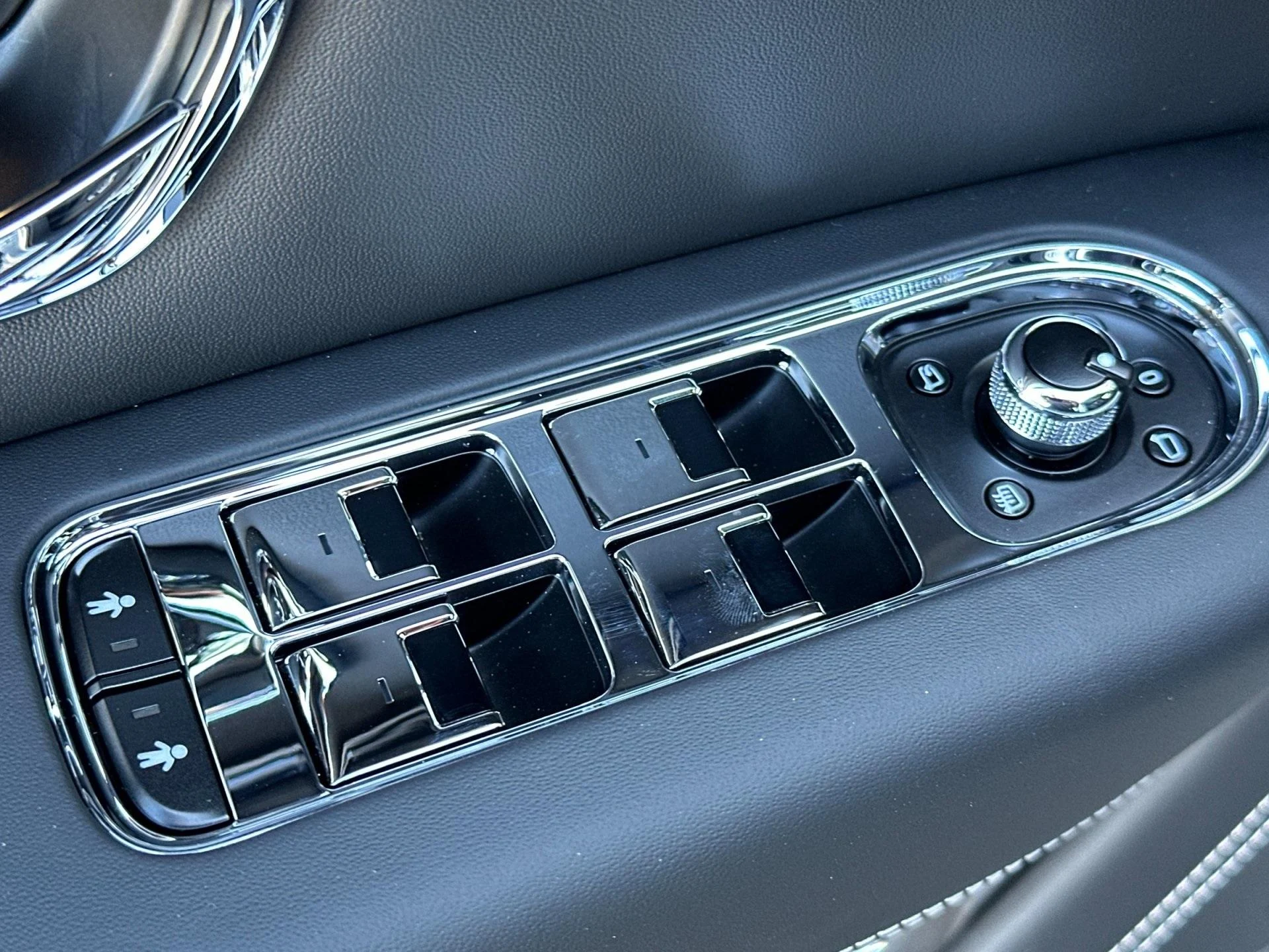 mph014_3720243619_New_2025_Bentley_Bentayga_V8_1755698836_900b682844