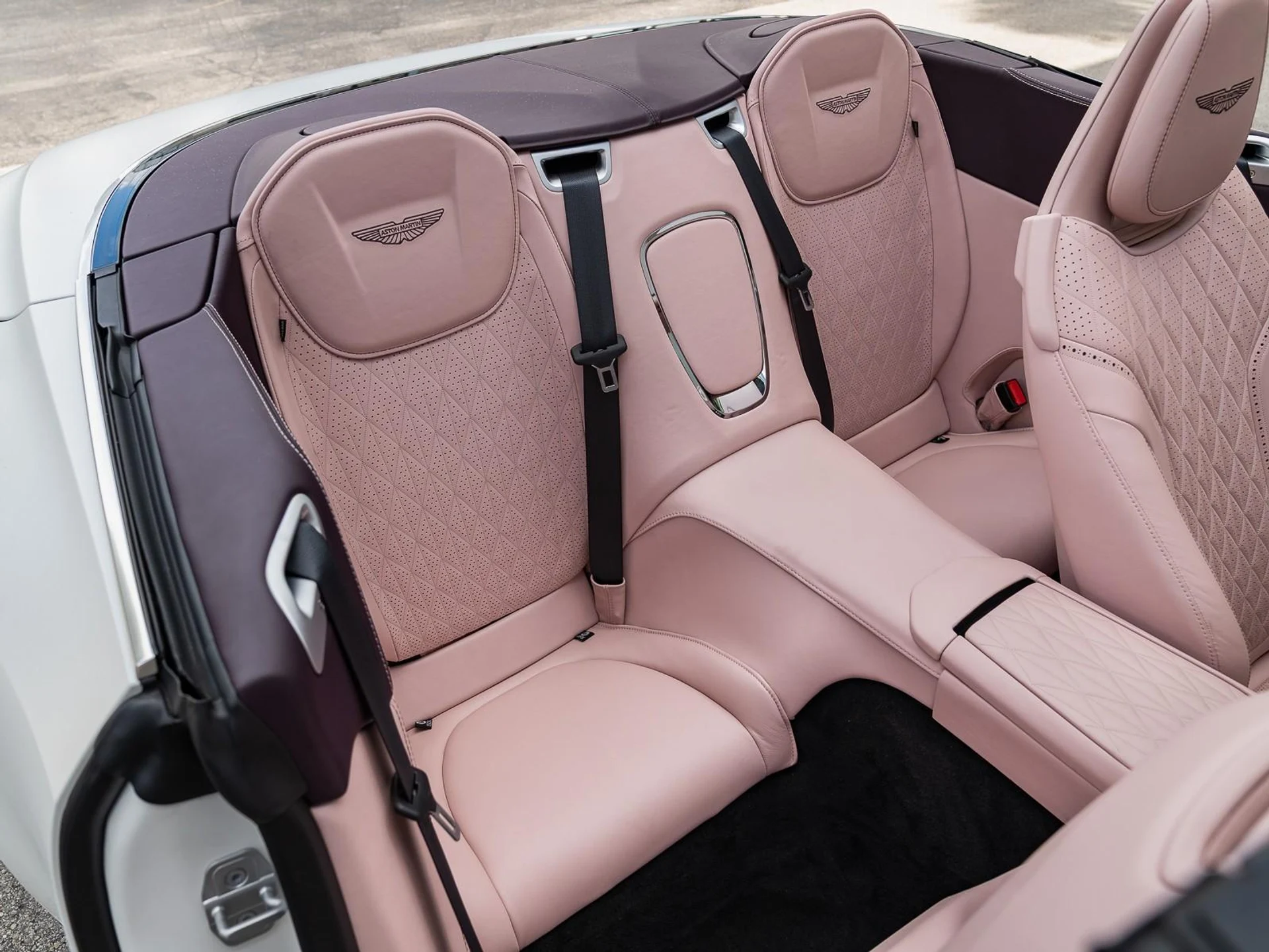 mph014_3722912245_Used_2025_Aston_Martin_DB_12_1761167141_50ab086897