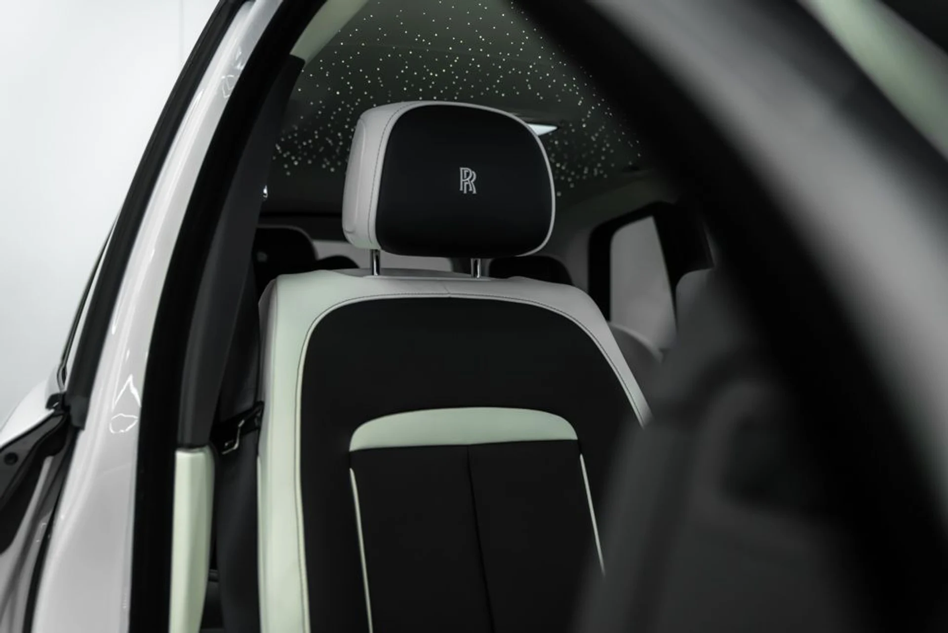 mph014_3727621217_rolls_royce_cullinan_2025_jpg_v_1768928641_e15fb99649