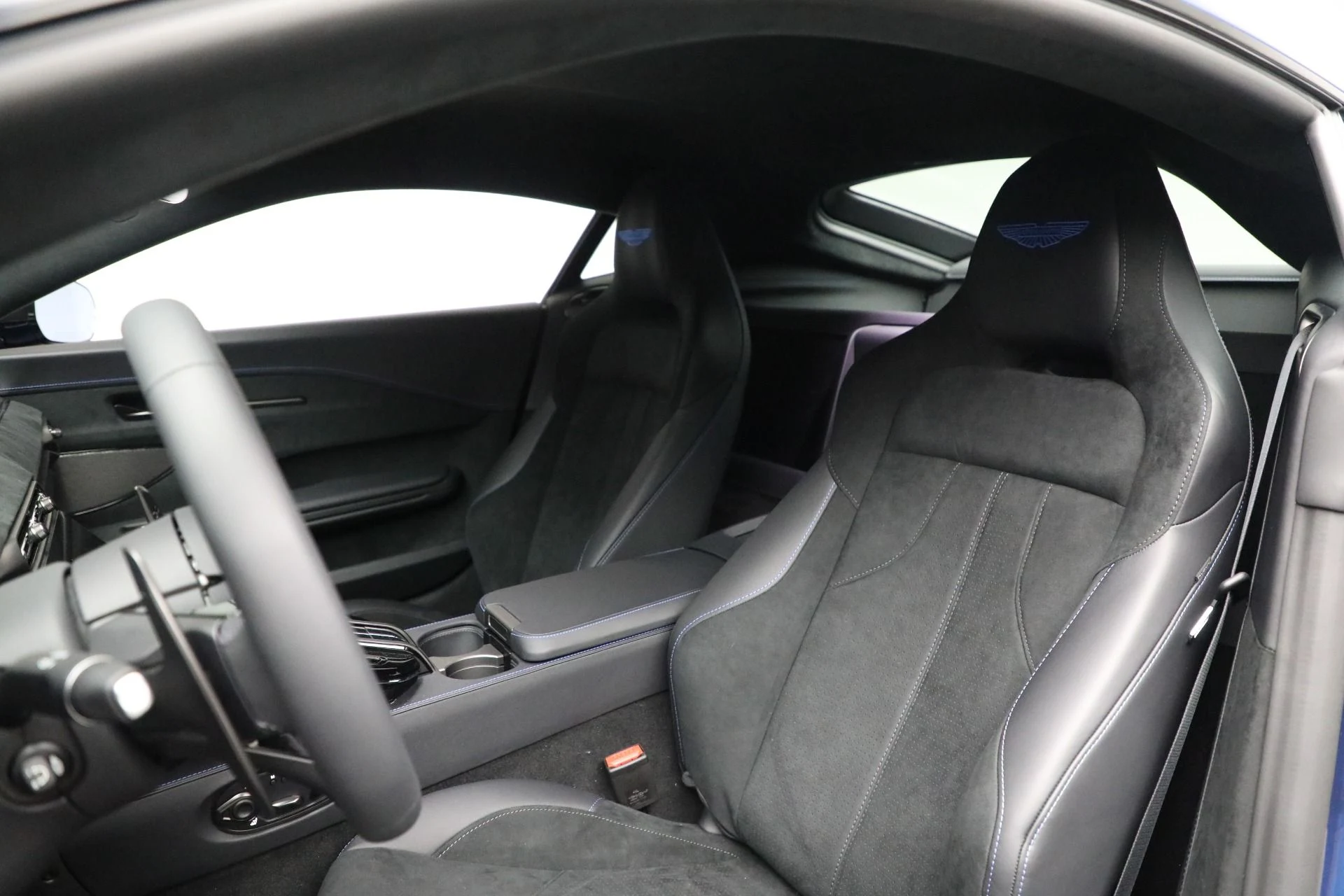 mph014_3731377816_Used_2025_Aston_Martin_Vantage_1744376528_a2c3466283