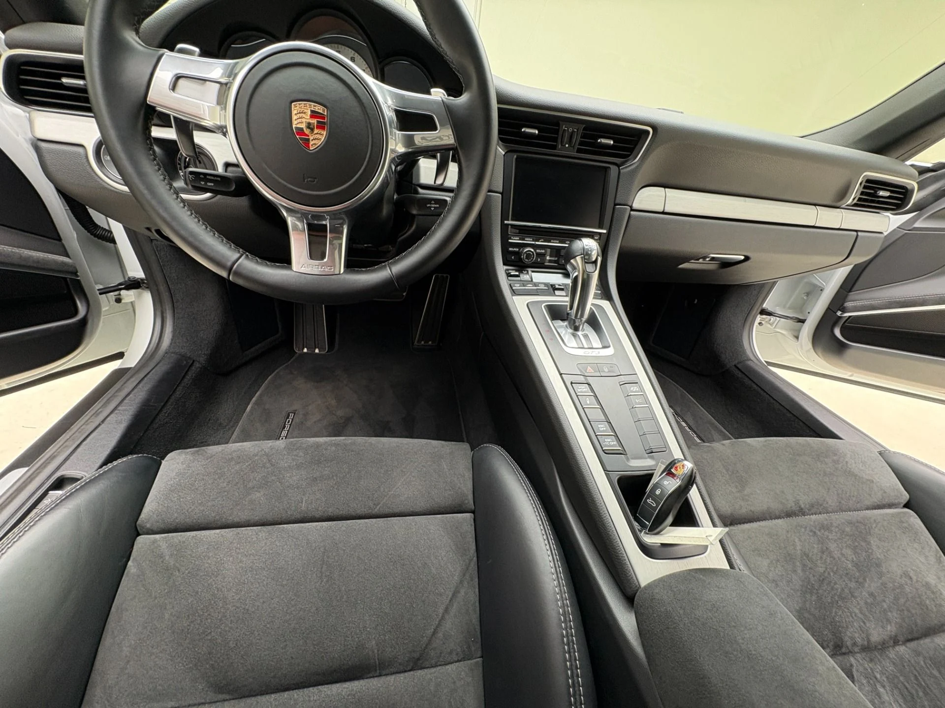 mph014_3740316519_Used_2015_Porsche_911_GT_3_1777923561_6c5b979c97