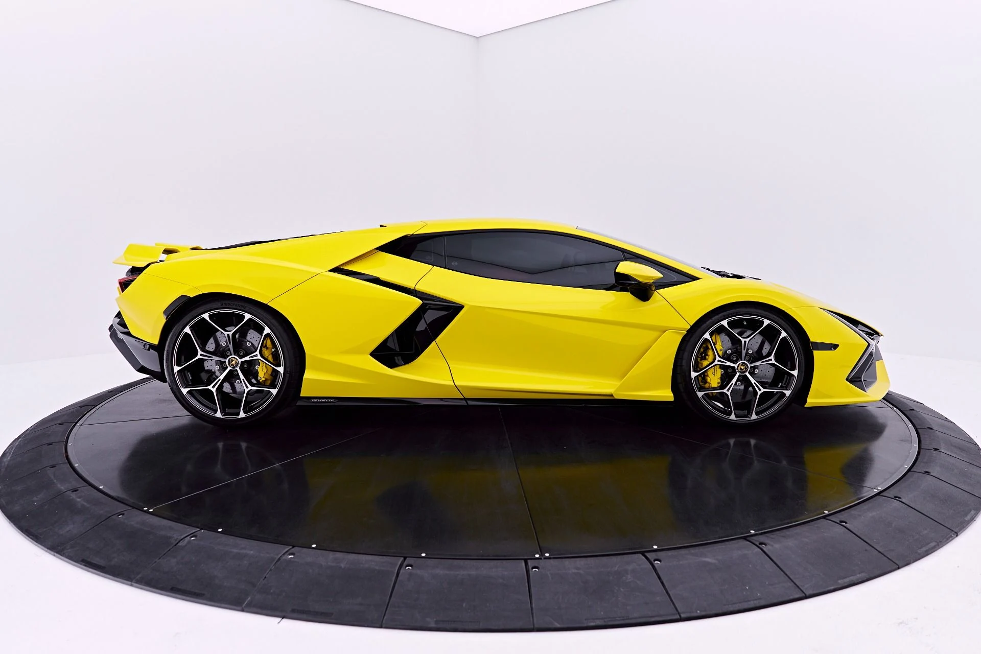 mph014_3754858363_Used_2026_Lamborghini_Revuelto_Base_1782198239_e1b835f82a