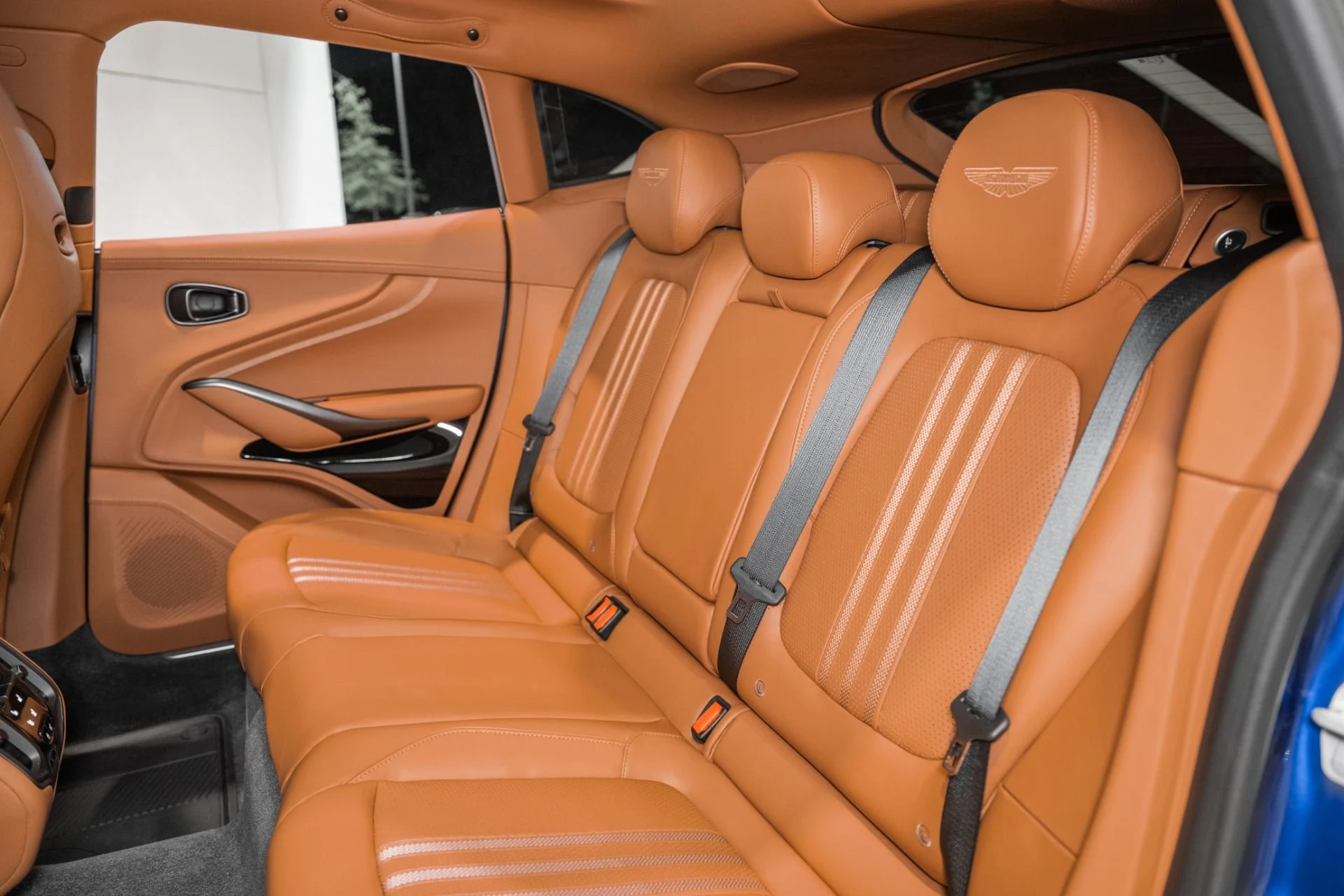 mph014_376590559_New_2026_Aston_Martin_DBX_707_1780939775_af9ac97b74