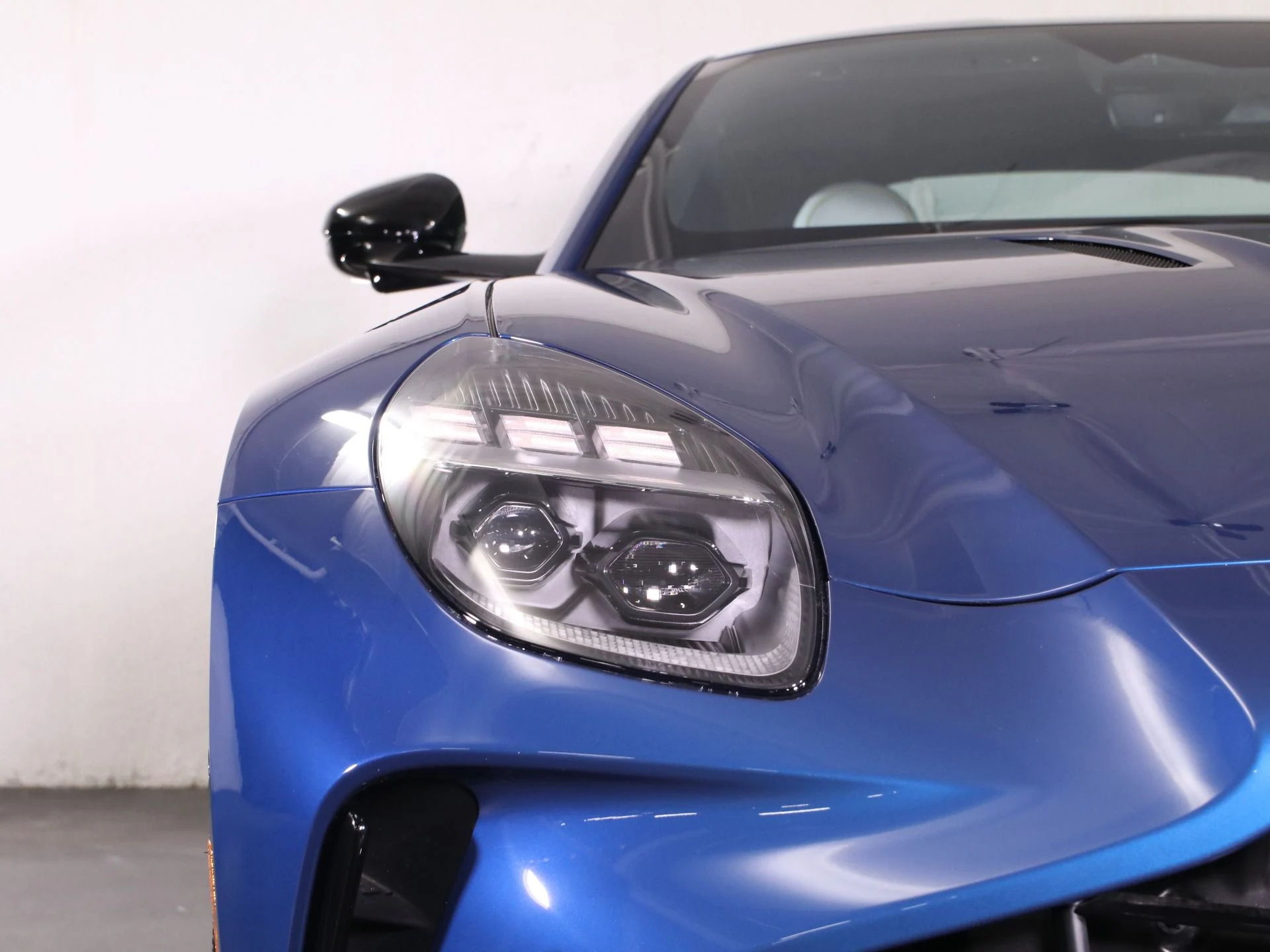 mph014_3778552384_Used_2025_Aston_Martin_Vantage_1742253267_eed6e65f5b