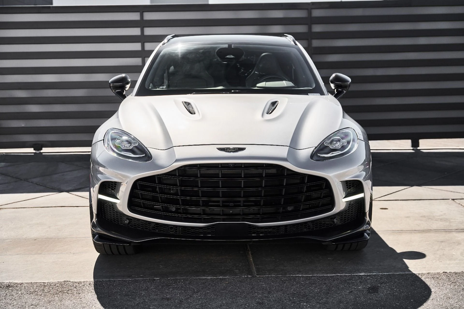 mph014_3797017717_Used_2025_Aston_Martin_DBX_707_1778288585_bede1d200f