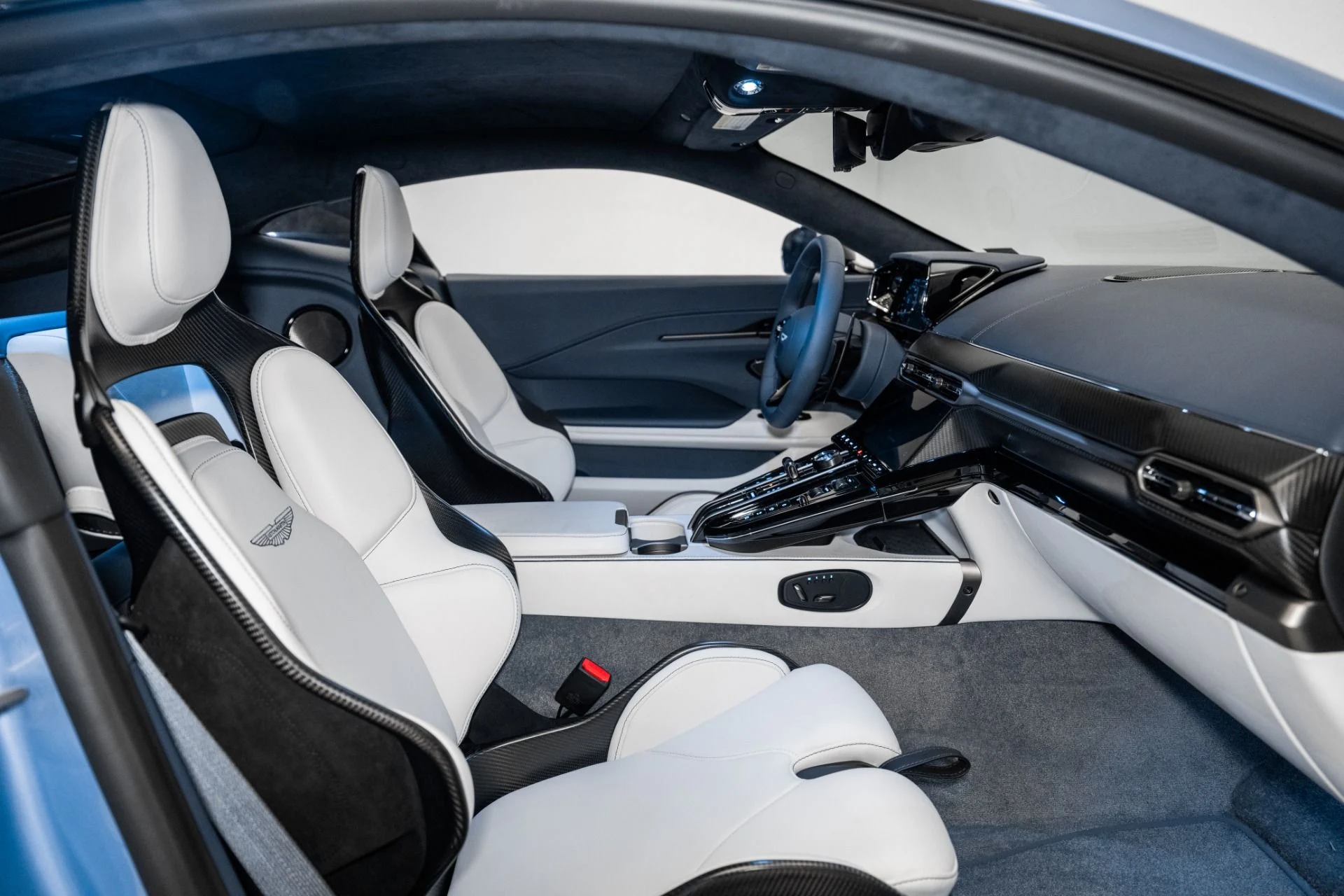 mph014_3808286065_Used_2025_Aston_Martin_Vantage_Coupe_1741617065_564ee130bb