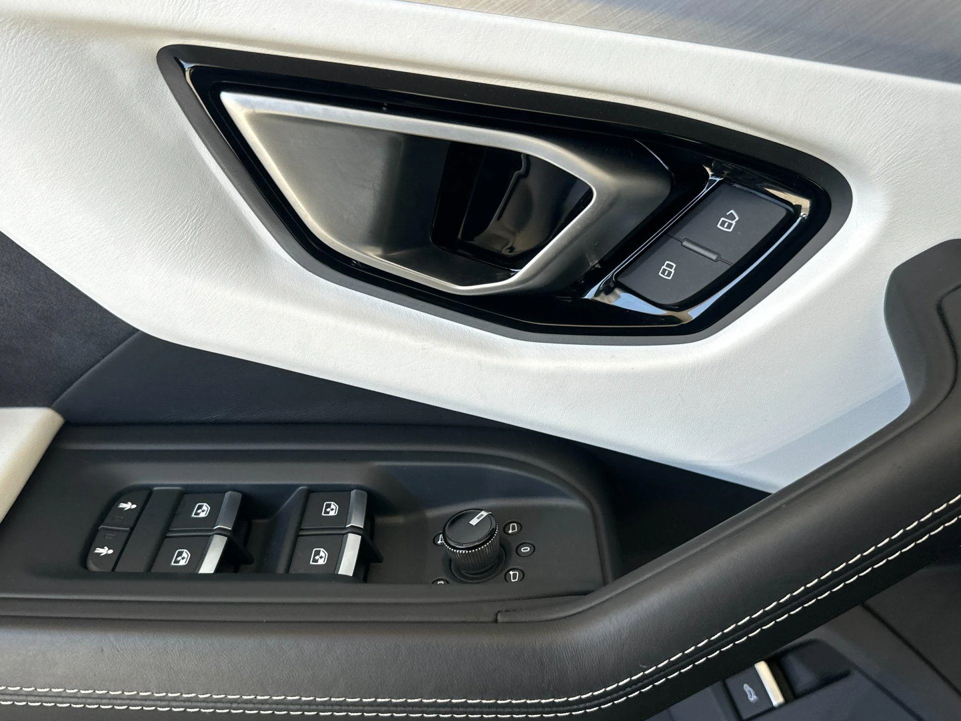 mph014_3813184420_Used_2020_Lamborghini_Urus_1775203724_5568002bd0