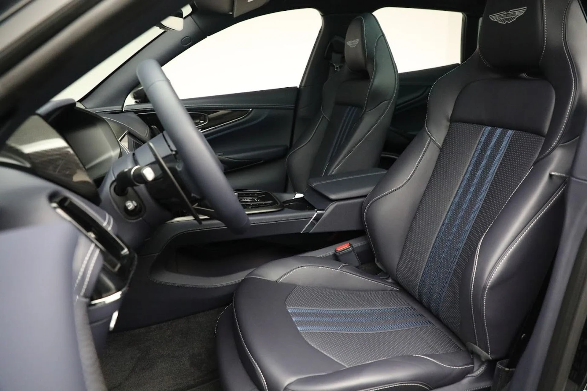 mph014_3825054874_New_2025_Aston_Martin_DBX_707_176762d7e9