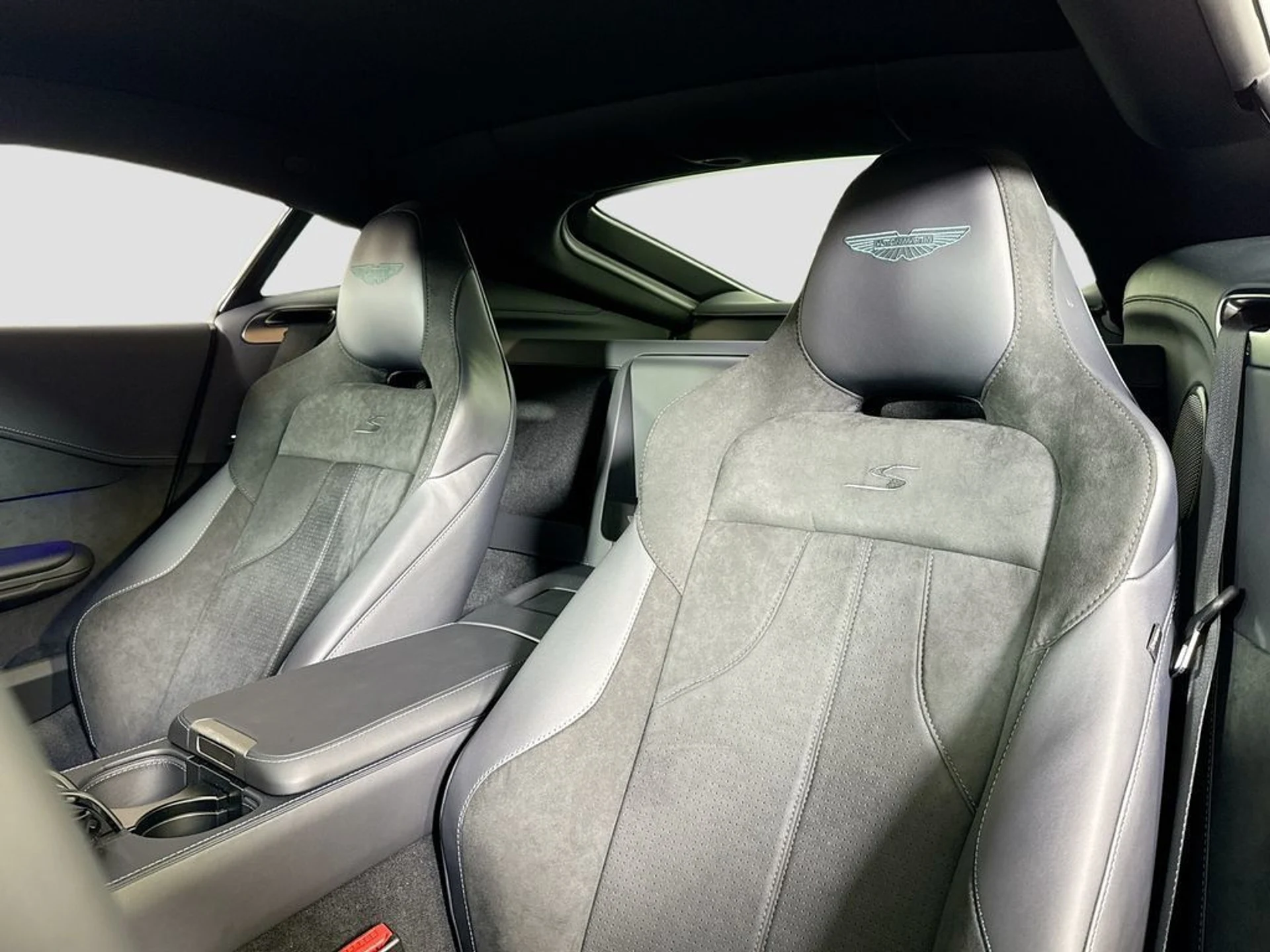 mph014_3826936649_new_2026_aston_martin_vantage_scoupe_11350_23038308_15_1024_3241686cda