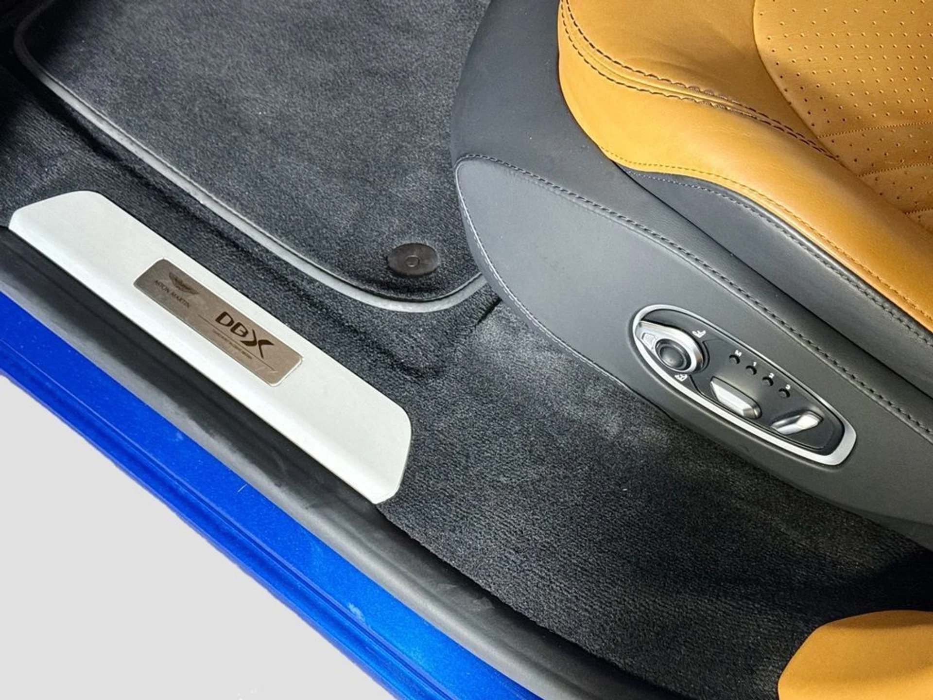 mph014_3836918800_used_2023_aston_martin_dbx_550_11350_23049541_15_1024_df6ef8c18e