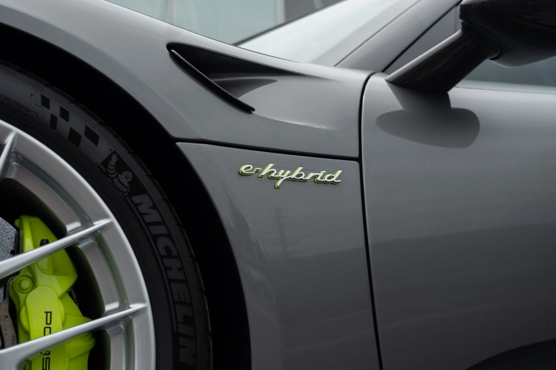 mph014_3839439714_Used_2015_Porsche_918_Spyder_1756496999_101f4d3c35