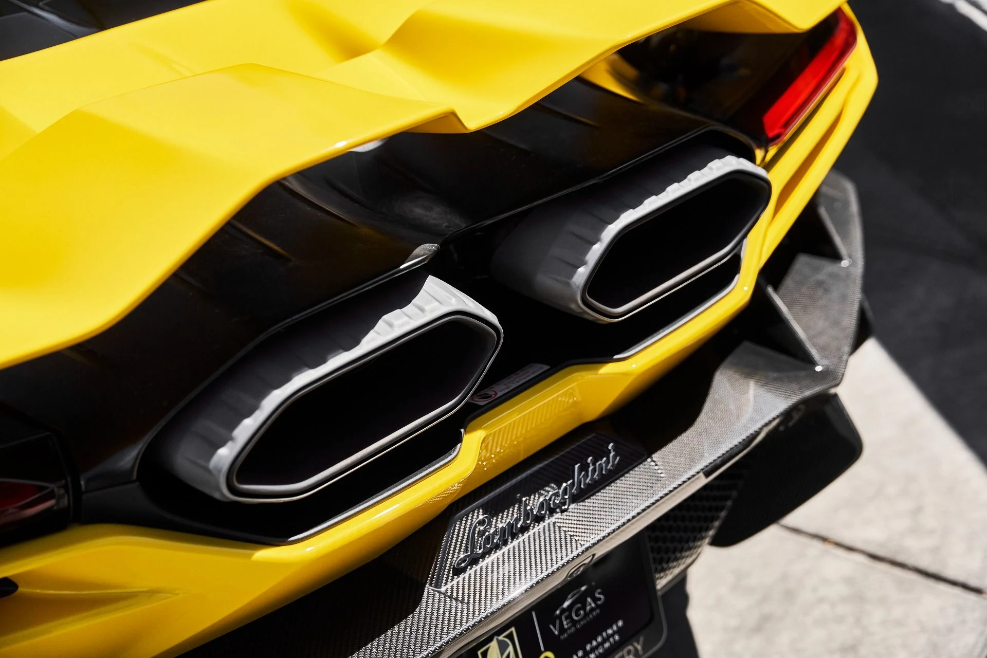 mph014_3852529256_Used_2025_Lamborghini_Revuelto_Base_1780084747_02cb835b05