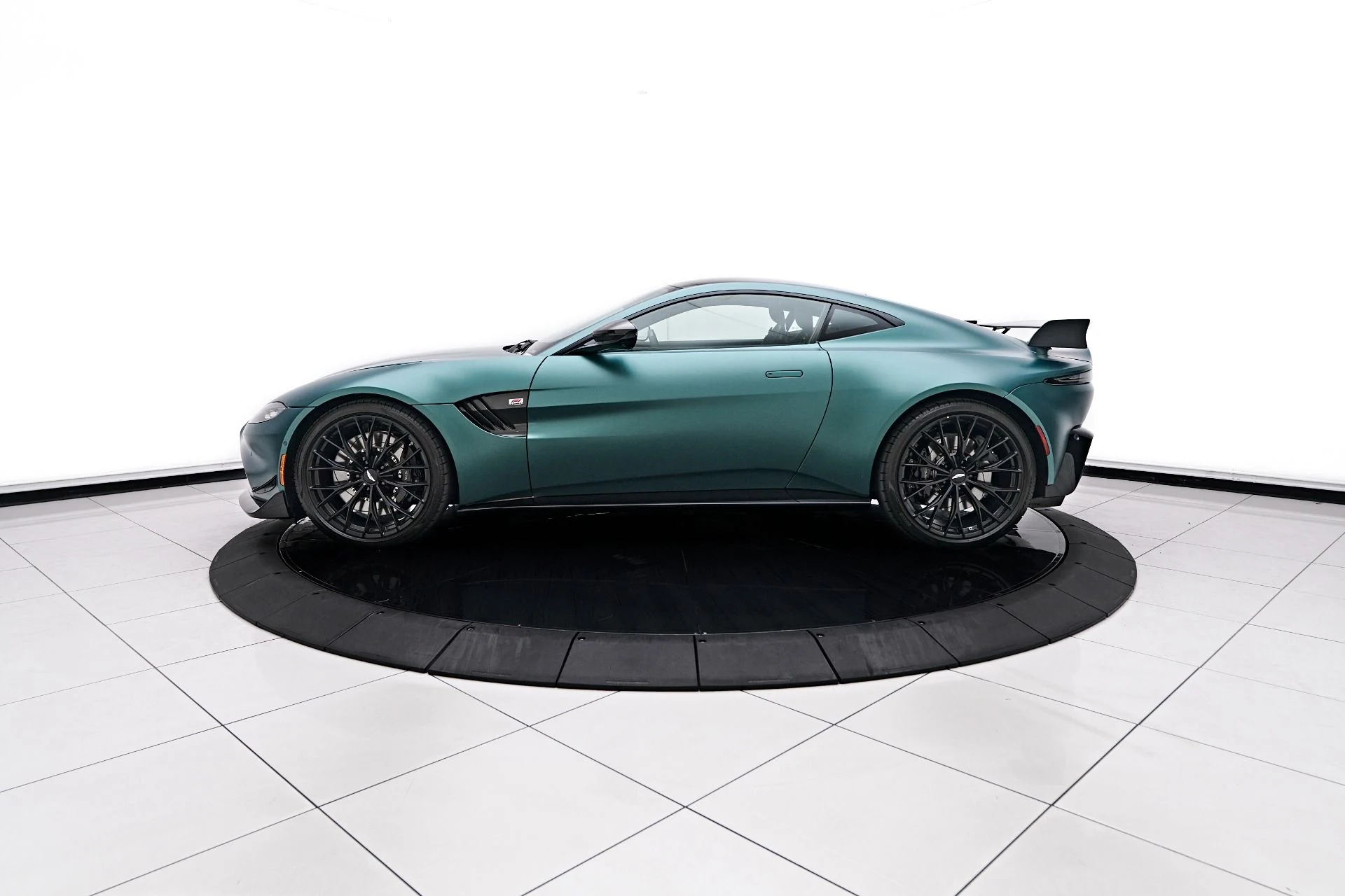 mph014_3862419818_Used_2023_Aston_Martin_Vantage_F1_Edition_1755655611_10d2173f2b