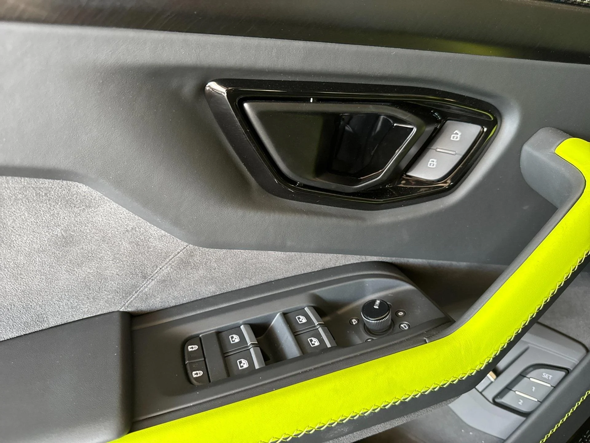 mph014_3881553728_New_2025_Lamborghini_Urus_SE_1755094447_66c02512b1