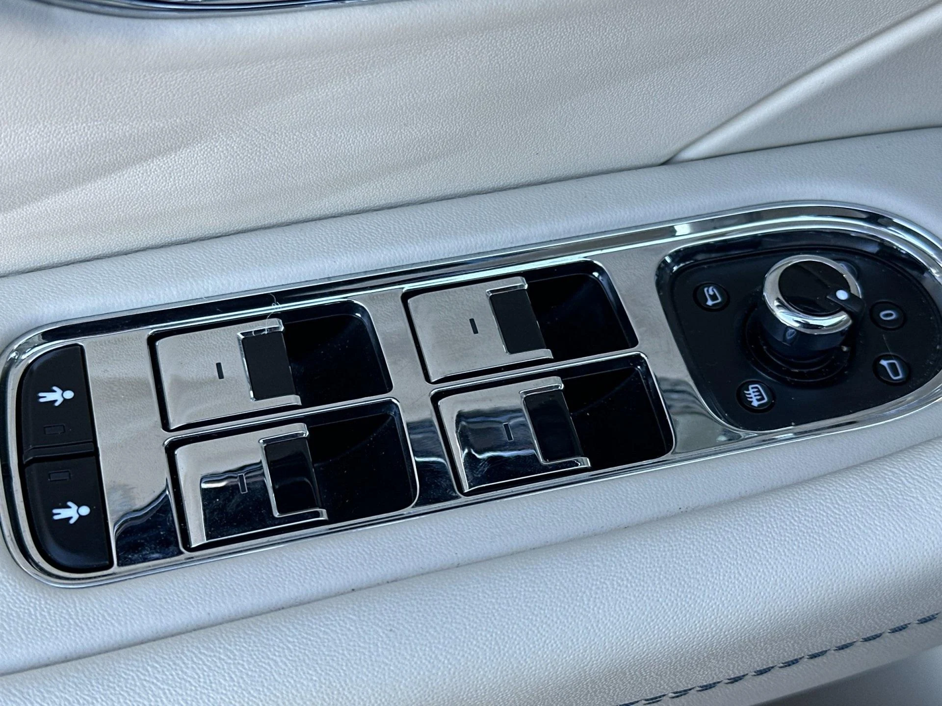 mph014_3897790361_Used_2024_Bentley_Flying_Spur_1760603850_693c61a05d