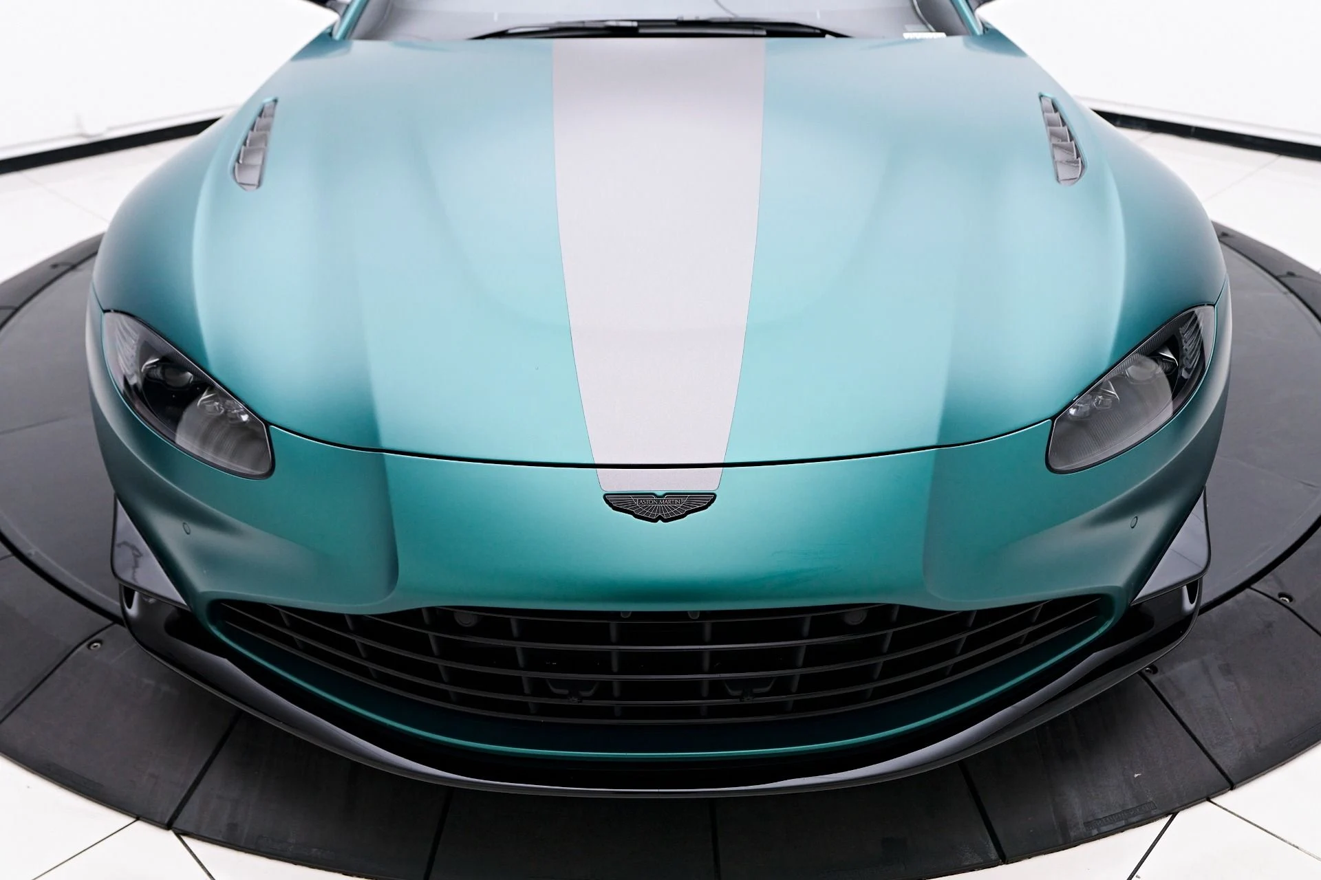 mph014_39195810_Used_2022_Aston_Martin_Vantage_F1_Edition_1756259692_800837fe2c