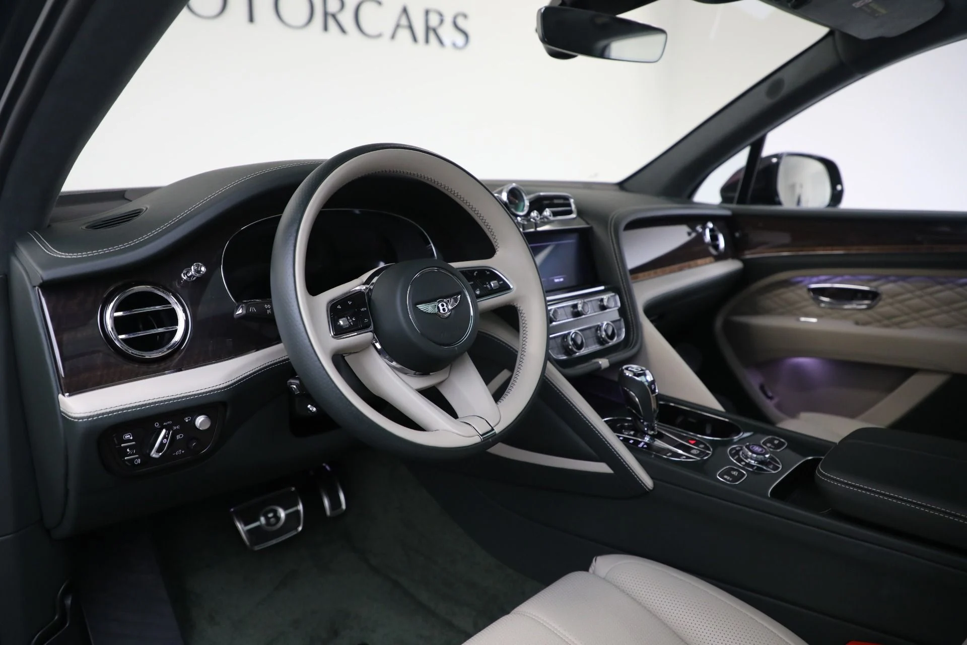 mph014_392192770_New_2023_Bentley_Bentayga_V8_c28132952e