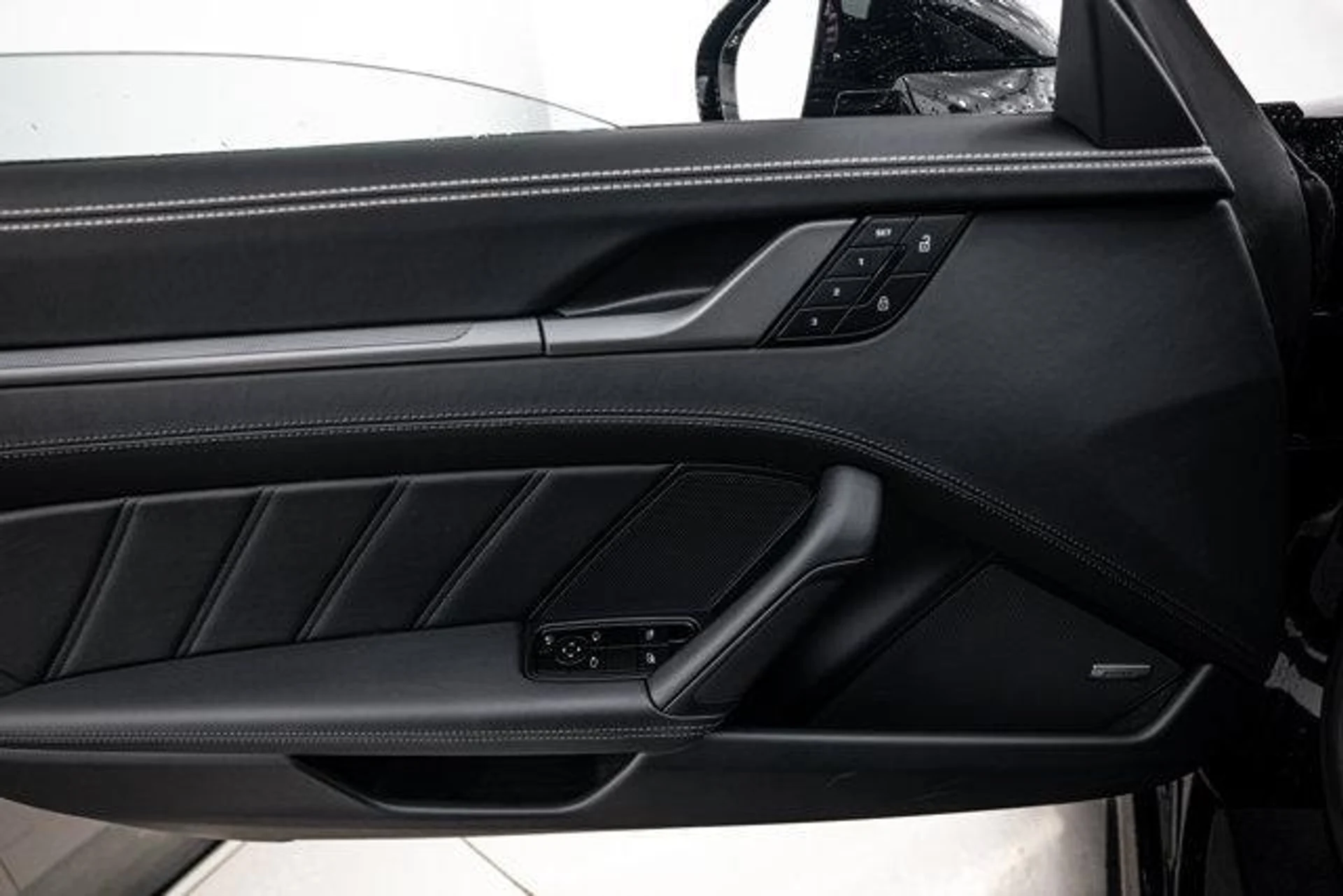 mph014_3936659723_X_91b_Q_Is_Qie_T01fa_KRM_17_Qr_Y_Frc_ca357e7d38