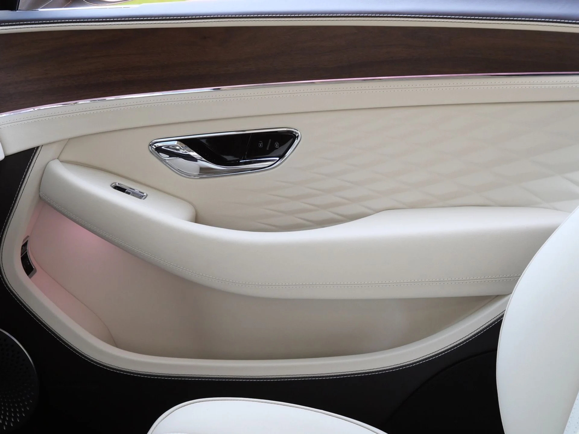 mph014_3948214593_830372d8e91261cb3b86f77eba45c717x_1514cee107