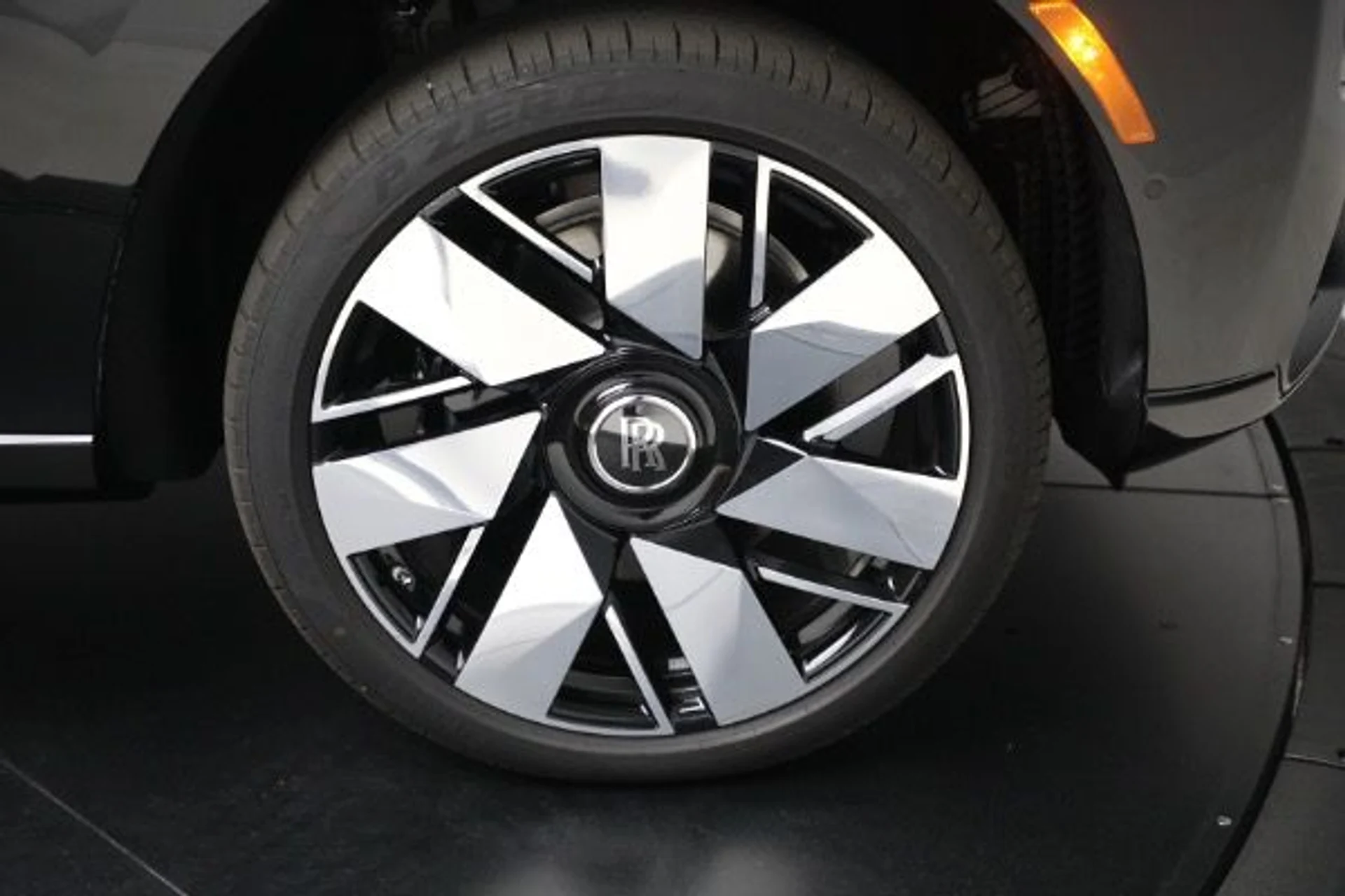 mph014_3957867894_New_2026_Rolls_Royce_Cullinan_b5d32536f6