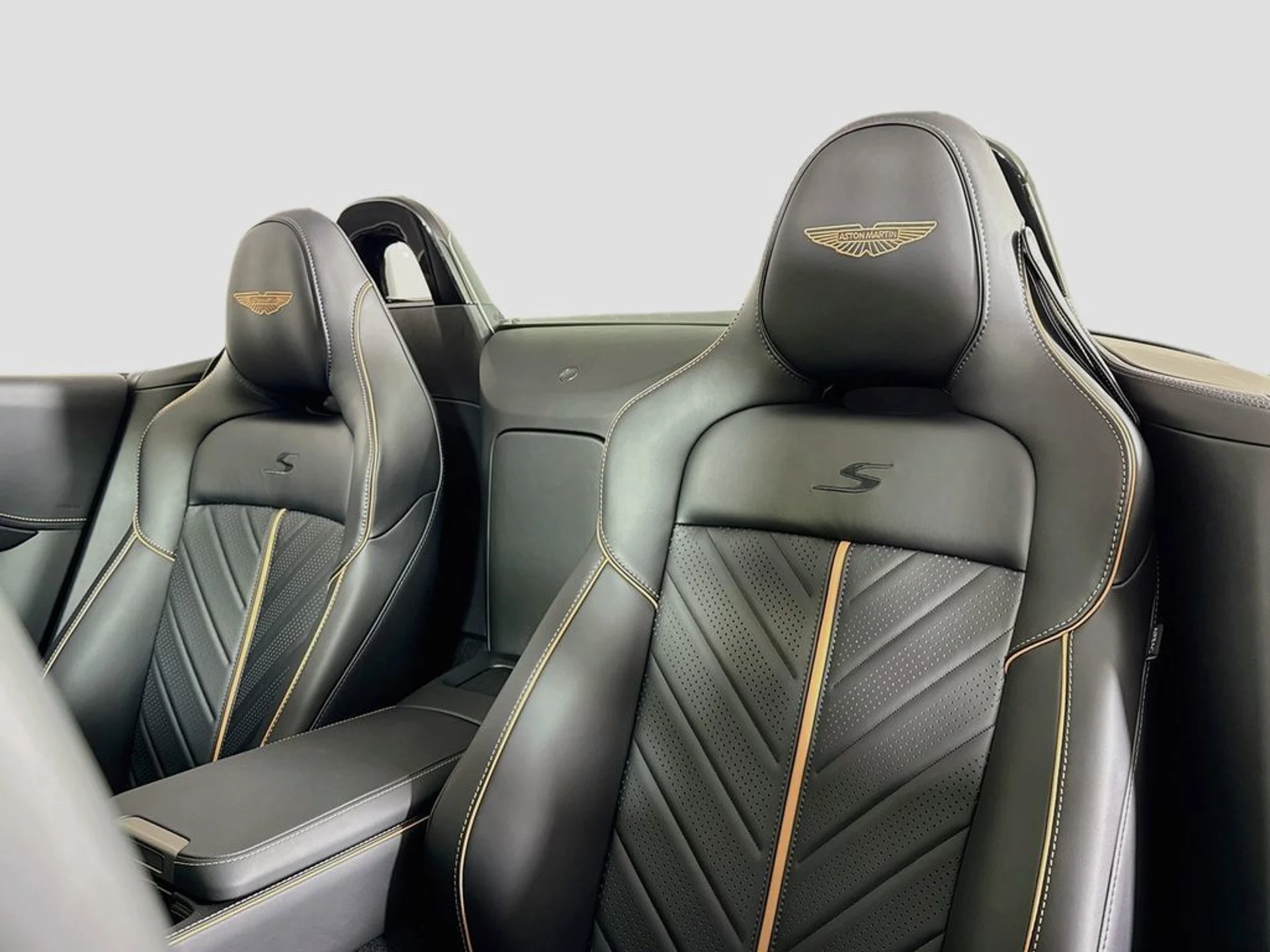 mph014_396808478_new_2026_aston_martin_vantage_sroadster_11350_23067104_15_1024_5d5366468a