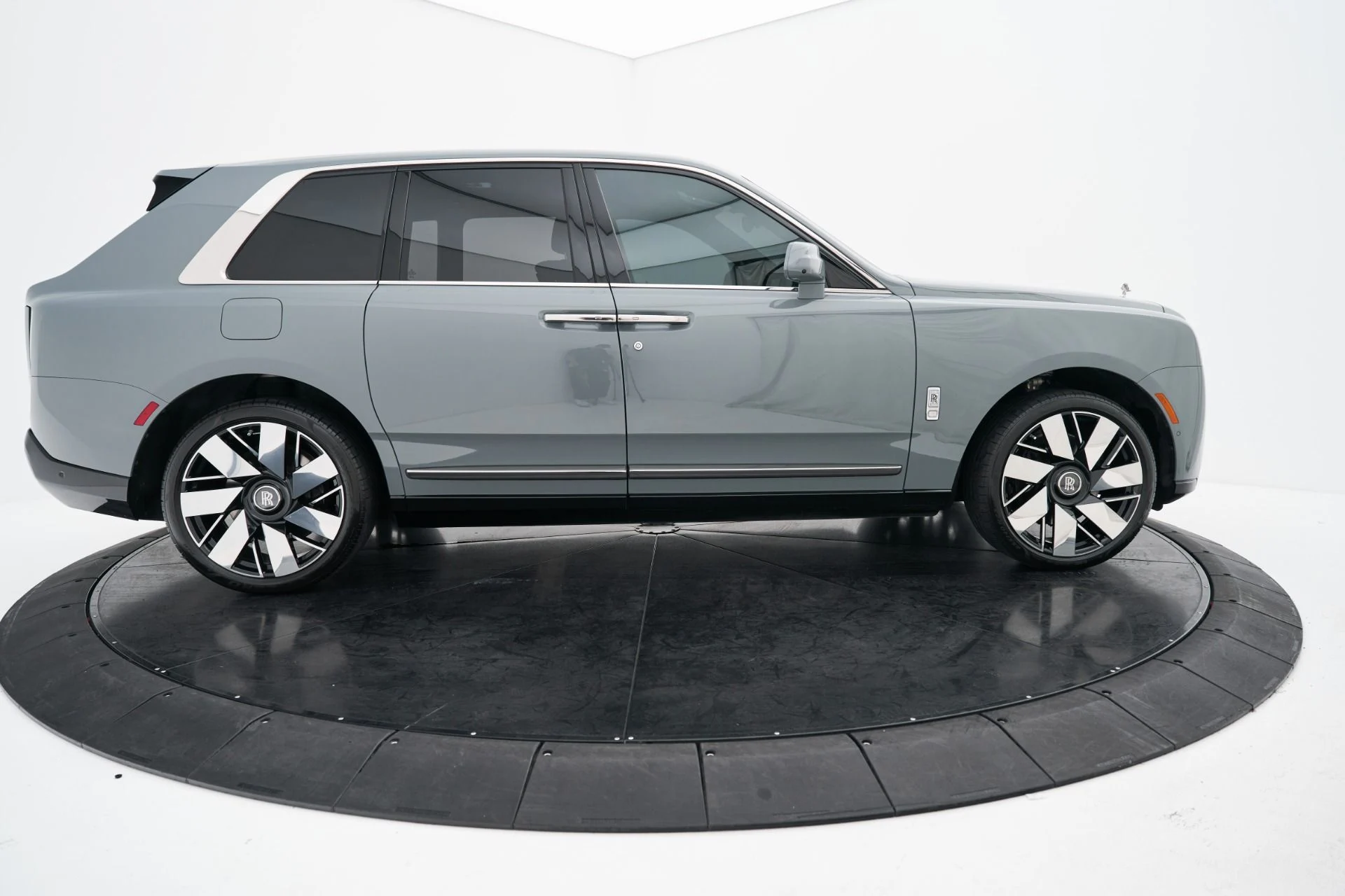 mph014_3975266345_Used_2025_Rolls_Royce_Cullinan_Base_1792628391_d1274966c6